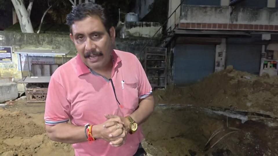*मखतुल पुरी की सड़क वहां के स्थानीय निवासियों के लिए बनी नासूर*
*लगभग पिछले 4-5 साल से केवल लीपा पोती से चलाया जा रहा है काम*
*एक तरफ तो मुख्यमंत्री पुष्कर सिंह धामी कहते हैं कि उत्तराखंड को गड्ढा मुक्त सड़क बनाया जाए परंतु यहां तो गड्ढे में ही सड़क आ गई*
*सबसे मजे की बात यह है कि जल संस्थान और सिविर विभाग के टेक्निकल या यूं कहें जूनियर इंजीनियर भी नहीं पता लगा पा रहे के लीकेज है कहां*
*स्थानीय पार्षद प्रतिनिधि शगुन शर्मा एवं चीनू पंडित लगातार कर रहे हैं निगरानी कहीं किसी को ना हो जाए आर्थिक नुकसान*
*देखिए ग्राउंड रिपोर्ट लाइव हमारे साथ*
#everyonefollowers #everyone