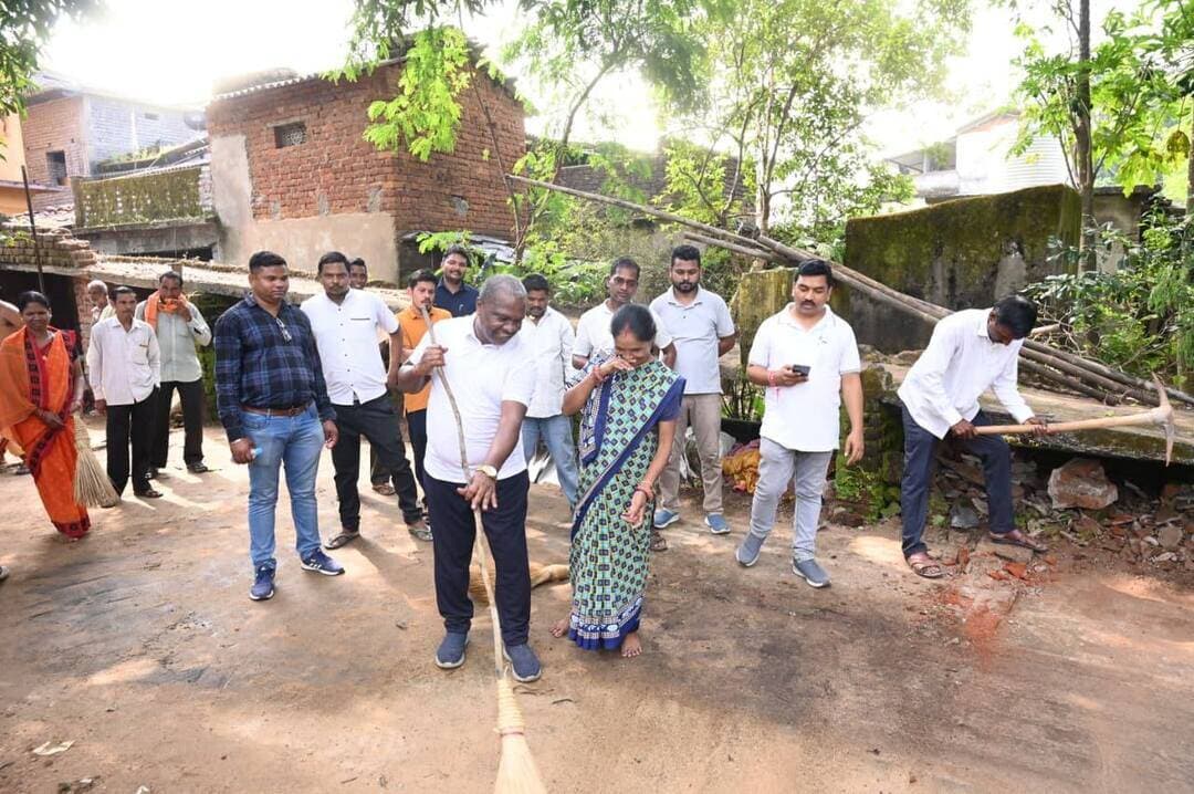 ସେବା ସଙ୍କଳ୍ପ ଅଭିଯାନ ଓ ଗାନ୍ଧୀ ଜୟନ୍ତୀ ଅବସରରେ ସ୍ବଚ୍ଛ ଭାରତ ସମେତ ବିଭିନ୍ନ କାର୍ଯ୍ୟକ୍ରମରେ ସାମିଲ ହେଲେ ମନ୍ତ୍ରୀ ରବିନାରାୟଣ ନାଏକ । ସେବା ସଙ୍କଳ୍ପ ଅଭିଯାନ ଓ ଗାନ୍ଧୀ ଜୟନ୍ତୀ ଅବସରରେ କୁଚିଣ୍ଡା ନିର୍ବାଚନ ମଣ୍ଡଳୀ ଜମନକିରା ବ୍ଲକ୍ ଅନ୍ତର୍ଗତ କୁଳୁଣ୍ଡି, ଖର୍ସନମାଲ, ମୁଣ୍ଡେନପାଲି ଗ୍ରାମରେ ସ୍ଥାନୀୟ ଗ୍ରାମବାସୀଙ୍କ ସହ ମିଶି ସ୍ବଚ୍ଛତା ହିଁ ସେବା ବାର୍ତ୍ତା ନେଇ ଗ୍ରାମର ମନ୍ଦିର ପରିସର ସଫେଇ , ପୋଖରୀ ହୁଡା, ଗ୍ରାମ୍ଯ ରାସ୍ତା ସଫା ସହିତ ପରିଷ୍କାର ପରିଚ୍ଛନ୍ନ କରିବା ସହିତ ବୃକ୍ଷରୋପଣରେ ସାମିଲ ହୋଇଛନ୍ତି ମନ୍ତ୍ରୀ ରବିନାରାୟଣ ନାଏକ । ଗ୍ରାମକୁ ପରିଷ୍କାର ଓ ପରିଚ୍ଛନ୍ନ ରଖିବା ପାଇଁ ସମସ୍ତଙ୍କୁ ଉତ୍ସାହିତ କରିଛନ୍ତି। ସ୍ୱଚ୍ଛ ପରିବେଶ, ସୁସ୍ଥ ସମାଜ ଓ ସୁନ୍ଦର ଓଡ଼ିଶା ଗଢ଼ିବା ଆମ ସମସ୍ତଙ୍କ ଦାୟିତ୍ୱ। ମାନ୍ୟବର ପ୍ରଧାନମନ୍ତ୍ରୀ ଶ୍ରୀ ନରେନ୍ଦ୍ର ମୋଦୀଙ୍କ ଆହ୍ୱାନ ଏବଂ ମାନନୀୟ ମୁଖ୍ୟମନ୍ତ୍ରୀ ଶ୍ରୀ ମୋହନ ଚରଣ ମାଝୀଙ୍କ ଦୂରଦୃଷ୍ଟିକୁ ଆଧାର କରି ସ୍ୱଚ୍ଛ ଓ ସୁସ୍ଥ ଓଡ଼ିଶା ଗଠନର ସଂକଳ୍ପକୁ ଆମେ ସମସ୍ତେ ମିଶି ଆହୁରି ଦୃଢ଼ କରିବା। ଆସନ୍ତୁ, ଆମ ଗାଁ, ଆମ ସହରକୁ ସ୍ୱଚ୍ଛ ଓ ସବୁଜ ରଖିବା ପାଇଁ ମିଳିତ ଭାବେ ସଂକଳ୍ପବଦ୍ଧ ହେବା ବୋଲି ମନ୍ତ୍ରୀ ରବିନାରାୟଣ କହିଛନ୍ତି। #amarkuchinda #kuchinda Rabi Narayan Naik