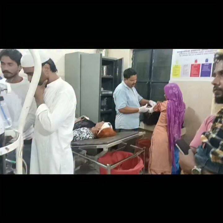 किच्छा उत्तराखंड एन एच 74 देवरिया के पास हाईवे पर सड़क हादसा दो लोग गंभीर रूप से घायल एक की हालत नाजुक सांड से टकराई बाइक........ मोर