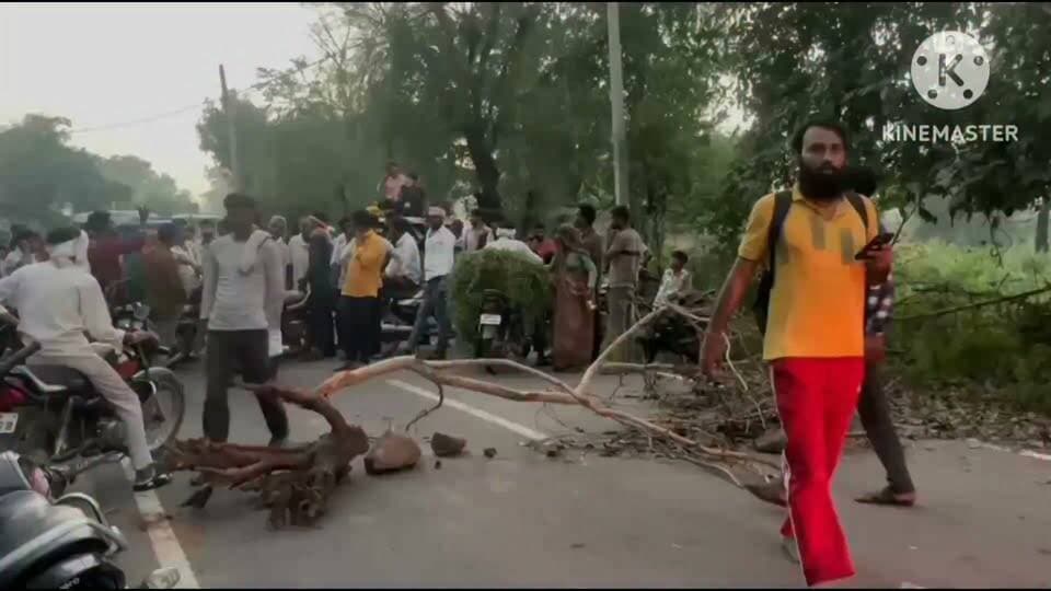 बरौदी में बिजली कटौती के विरोध में ग्रामीणों ने लगाया जाम
अमोला थाना क्षेत्र के सिरसौद-खोड़ मार्ग स्थित बरौदी गांव में शुक्रवार शाम बिजली कटौती से नाराज महिलाओं और ग्रामीणों ने करीब एक घंटे तक जाम लगा दिया। ग्रामीणों का आरोप है कि आजाद मोहल्ले की बिजली बिना सूचना के काट दी गई, जिससे घरों के साथ नल-जल योजना भी प्रभावित हो गई। रात में अंधेरे के कारण ग्रामीणों में सांपों का भय भी बना हुआ था। सूचना पर अमोला थाना प्रभारी योगेंद्र सिंह सेंगर पुलिस बल के साथ मौके पर पहुंचे और समझाइश देकर जाम खुलवाया। ग्रामीणों ने मांग की कि जिन उपभोक्ताओं पर बिजली बिल बकाया है, केवल उन्हीं के कनेक्शन काटे जाएं।