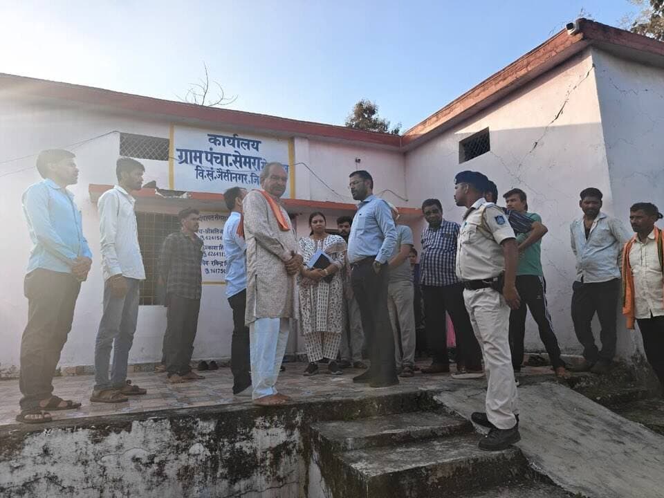 ग्राम पंचायत सेमरा गोपालमन में राष्ट्रपिता महात्मा गांधी जयंती पर विशेष ग्राम सभा का हुआ सफल आयोजन, जिला पंचायत सीईओ ने किया निरीक्षण
सागर, 02 अक्टूबर 2026
जनपद पंचायत जैसीनगर अंतर्गत ग्राम पंचायत सेमरा गोपालमन में आज 02 अक्टूबर 2026 को राष्ट्रपिता महात्मा गांधी एवं पूर्व प्रधानमंत्री लाल बहादुर शास्त्री की जयंती के अवसर पर विशेष ग्राम सभा का आयोजन किया गया। ग्राम सभा की अध्यक्षता सरपंच श्रीमती बबीता द्वारा की गई। बैठक में गांव के सर्वांगीण विकास, शासकीय योजनाओं के क्रियान्वयन एवं स्वच्छता अभियान पर चर्चा कर महत्वपूर्ण प्रस्ताव पारित किए गए।
ग्राम सभा में जिला पंचायत सीईओ श्री जगदीश कुमार गोमे ने विशेष रूप से उपस्थित होकर ग्राम सभा का निरीक्षण किया। निरीक्षण के दौरान उन्होंने ग्राम विकास की विभिन्न योजनाओं, शासकीय कार्यों एवं जनकल्याणकारी प्राथमिकताओं की समीक्षा की तथा उपस्थित ग्रामीणों व अधिकारियों-कर्मचारियों को आवश्यक दिशा-निर्देश एवं मार्गदर्शन प्रदान किया।#jansamparkMP #sagar