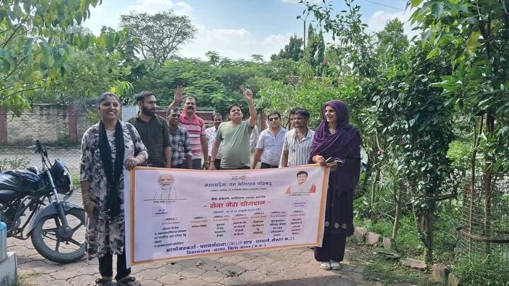 सेवा संकल्प अभियान के तहत स्वच्छता एवं पौधारोपण
जैसीनगर में स्वच्छता की शपथ के साथ तालाब परिसर में सफाई एवं पौधारोपण
महात्मा गांधी जयंती के अवसर पर जनपद पंचायत जैसीनगर में सेवा संकल्प अभियान के तहत स्वच्छता की शपथ दिलाई गई। इस दौरान जनपद परिसर में साफ-सफाई की गई। जैसीनगर के तालाब परिसर में भी स्वच्छता अभियान चलाकर पौधारोपण किया गया।
कार्यक्रम में जनपद अध्यक्ष, जनपद सदस्य, मुख्य कार्यपालन अधिकारी, ब्लॉक समन्वयक, मध्यप्रदेश जन अभियान परिषद के मेंटर, सीएमसीएलडीपी के विद्यार्थी, समितियों के सदस्य, जनपद पंचायत का स्टाफ एवं आजीविका मिशन के कार्यकर्ता सहित बड़ी संख्या में लोगों ने सहभागिता की।
जन अभियान परिषद की नवांकुर संस्था ने किया स्वच्छता अभियान
मध्यप्रदेश जन अभियान परिषद सागर की नवांकुर संस्था समन्वय मंडपम द्वारा गांधी जयंती के अवसर पर सेवा संकल्प अभियान के तहत कार्यक्रम आयोजित किया गया। कार्यक्रम में विकासखंड समन्वयक श्री नीरज शर्मा, मेंटर, प्रस्फुटन समिति के सदस्य एवं विद्यार्थी उपस्थित रहे।
जन अभियान परिषद कार्यालय में की साफ-सफाई
2 अक्टूबर महात्मा गांधी जयंती एवं स्वच्छता ही सेवा अभियान के अंतर्गत मध्यप्रदेश जन अभियान परिषद कार्यालय में साफ-सफाई की गई। इस दौरान संभाग समन्वयक, जिला समन्वयक, विकासखंड समन्वयक एवं सभी परामर्शदाताओं की उपस्थिति रही।
#jansamparkMP #sagar