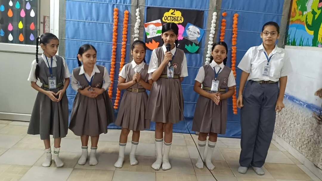 महात्मा गांधी के संदेश को बच्चों ने रंगों से सजाया, चित्रों में उकेरा स्वच्छ भारत गांधी जयंती पर बच्चों ने चित्रों में उकेरा स्वच्छता का संदेश यमुनानगर। गांधी जयंती के अवसर पर नगर निगम की ओर से सेक्टर-17 स्थित विश्वास पब्लिक स्कूल में स्वच्छता जागरूकता कार्यक्रम एवं ड्राइंग प्रतियोगिता आयोजित की गई। मेयर सुमन बहमनी और निगम आयुक्त महाबीर प्रसाद के निर्देशों पर आयोजित कार्यक्रम में विद्यार्थियों ने उत्साहपूर्वक भाग लिया और स्वच्छता का संदेश दिया।कार्यक्रम के दौरान कई बच्चे महात्मा गांधी की वेशभूषा में नजर आए और उन्होंने गांधी जी के स्वच्छता संबंधी विचारों को प्रस्तुत करते हुए स्वच्छ एवं सुंदर समाज का संदेश दिया। वहीं, ड्राइंग प्रतियोगिता में विद्यार्थियों ने अपनी कल्पनाशीलता का प्रदर्शन करते हुए चित्रों के माध्यम से स्वच्छ भारत, स्वच्छ समाज और स्वच्छ पर्यावरण की सुंदर अभिव्यक्ति की। प्रधानाचार्य नीरज क्लोहा और स्वच्छ भारत मिशन के गगन बेनीवाल ने विद्यार्थियों को स्वच्छता के महत्व की जानकारी दी। उन्होंने कहा कि स्वच्छता केवल अभियान तक सीमित न रहकर हमारी दैनिक आदतों का हिस्सा बननी चाहिए। विद्यार्थियों को अपने घर, स्कूल और आसपास के क्षेत्र को स्वच्छ रखने, कचरा निर्धारित स्थान पर डालने तथा दूसरों को भी स्वच्छता के लिए प्रेरित करने का संदेश दिया गया। कार्यक्रम का उद्देश्य बच्चों में स्वच्छता के प्रति जिम्मेदारी की भावना विकसित करने के साथ महात्मा गांधी के स्वच्छता संबंधी विचारों को व्यवहार में अपनाने के लिए प्रेरित करना रहा। विद्यार्थियों ने स्वच्छता को लेकर जागरूकता फैलाने और अपने आसपास का वातावरण साफ रखने का संकल्प भी लिया। फोटो - स्वच्छता पर आयोजित कार्यक्रम में भाग लेते विद्यार्थी।