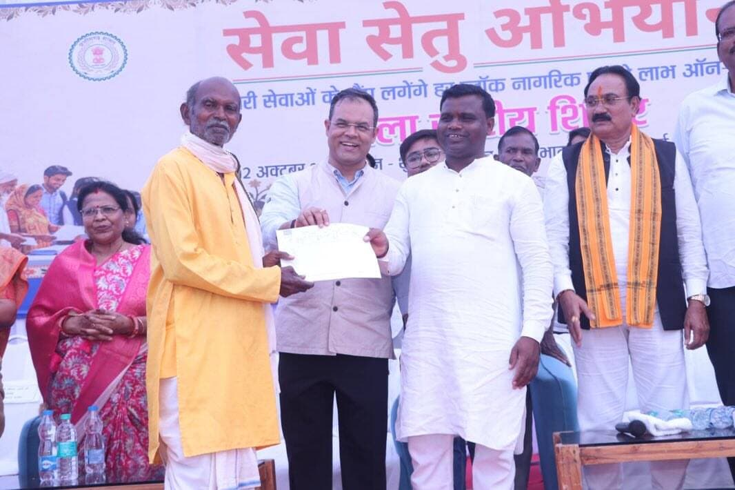 सेवा संकल्प अभियान के अंतर्गत कांकेर के मेला भाठा मैदान में जिला स्तरीय सेवा सेतु सह मेगा स्वास्थ्य शिविर आयोजित किया गया। शिविर में विभिन्न विभागों द्वारा स्टॉल लगाकर नागरिकों को शासकीय योजनाओं की जानकारी देने के साथ पात्र हितग्राहियों को मौके पर ही विभिन्न योजनाओं एवं सेवाओं का लाभ दिलाया गया।
शिविर में प्रमुख लाभ:
09 हितग्राहियों को गेंदा पौधे एवं 06 को फलदार पौधे वितरित
मुख्यमंत्री नोनी सशक्तिकरण योजना के तहत कुमारी चंचल को ₹20 हजार की सहायता
04 हितग्राहियों को बी-1 एवं खसरा प्रदाय
10 दिव्यांगजनों को व्हीलचेयर एवं 01 को बैसाखी
25 वरिष्ठजनों को छड़ी
कुष्ठरोगी को MCR चप्पल एवं सेल्फ केयर किट
03 बच्चों का अन्नप्राशन एवं 03 माताओं की गोदभराई
मेगा स्वास्थ्य शिविर में विशेषज्ञ चिकित्सकों एवं स्वास्थ्य विभाग की टीम ने विभिन्न स्वास्थ्य जांच, परामर्श, उपचार एवं आवश्यकतानुसार निःशुल्क दवाइयां उपलब्ध कराईं।
विधायक श्री आशाराम नेताम ने कहा कि शिविरों के माध्यम से प्रशासन स्वयं लोगों के बीच पहुंचकर पात्र हितग्राहियों को शासन की योजनाओं का लाभ दिला रहा है।
कलेक्टर श्री कुन्दन कुमार ने कहा कि सेवा संकल्प अभियान का उद्देश्य शासन की सेवाओं को लोगों तक पहुंचाना और नागरिकों की आवश्यकताओं के अनुरूप उन्हें योजनाओं से जोड़ना है।
#SevaSankalpAbhiyan #सेवा_संकल्प_अभियान