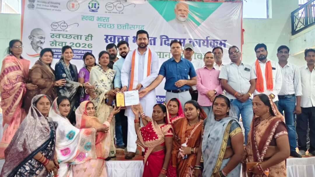 सेवा संकल्प अभियान अंतर्गत स्वच्छ भारत दिवस के अवसर पर जिला खैरागढ़-छुईखदान-गण्डई में स्वच्छता के क्षेत्र में उल्लेखनीय योगदान देने वाले स्वच्छाग्राहियों, स्वच्छता दीदियों, ग्राम पंचायतों एवं सहयोगी टीमों का सम्मान किया गया। कलेक्टर श्री इंद्रजीत चंद्रवाल के निर्देशन एवं जिला पंचायत के मुख्य कार्यपालन अधिकारी श्री प्रेम कुमार पटेल के मार्गदर्शन में जिला पंचायत एवं नगरपालिका परिषद खैरागढ़ के संयुक्त तत्वावधान में आयोजित कार्यक्रम में स्वच्छता को जनभागीदारी से निरंतर आगे बढ़ाने का संदेश दिया गया। कार्यक्रम का शुभारंभ दीप प्रज्ज्वलन से हुआ। इस दौरान ग्राम पंचायत मदनपुर, अतरिया एवं दिलीपपुर के स्वच्छाग्राहियों द्वारा अनुपयोगी सामग्री से तैयार वेस्ट टू आर्ट सामग्री का प्रदर्शन किया गया।
#सेवा_संकल्प_अभियान #SevaSankalpAbhiyan #SevaSankalp #JanSeva #JanBhagidari ViksitChhattisgarh SevaSeVikas
CGkeAshirwadkaDiya
sevasankalpabhiyan
modiat25