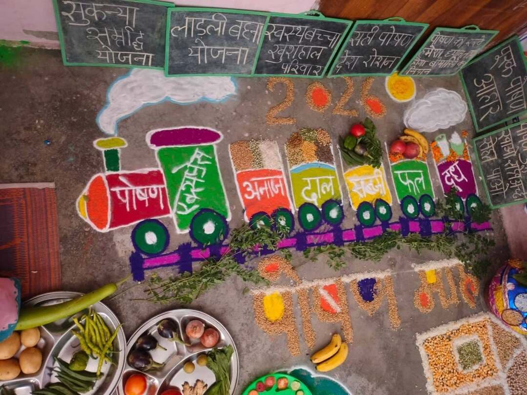 सेवा संकल्प अभियान के तहत आंगनबाडी मिलन सेवा कार्यक्रम का आयेाजन
..
आज वार्ड क्रमांक दो के अयोध्यानगर कालोनी में सभी वार्डो की कार्यकर्ता एवं सहायिकाओ द्वारा सेवा संकल्प अभियान के तहत आंगनबाडी मिलन सेवा कार्यक्रम का आयोजन किया गया जिसमें महिलाओं और बच्चो से कार्यक्रम में कई प्रकार की गतिविधियां कराई गई कार्यक्रम में सबसे पहले मां सरस्वती के चित्र के समीप दीप प्रज्वलित कर पूजन किया गया। फिर पौधरोपणए एवं खेल प्रतियोगिताएं आयोजित कर कर प्रधानमंत्री जी के संदेश का वाचन किया गया। एवं आंगनबाडी केन्द्र में महिलाओं एवं बच्चो को पोष्टिक भोजन के बारे में समझाया गया।
कार्य्रक्रम के दौरान रिवार्ड संस्था की सदस्य वर्षा गोस्वामी ;ब्लाक् कार्डिनेटर और रागिनी अवस्थी;ब्लाॅक मोबिलाइनरद्ध के द्वारा उनके नव पोषण कार्यक्रम के विषय में सभी महिलाओं को जानकारी दी गई। कार्यक्रम को मुख्य उद्धेश्य महिलाओं को पोषण के प्रति जागृत करना है।
आंगनबाडी केन्द्र पर महिलाओं, को पोषण का महत्व समझाया गया। पोषण पखवाडा अंतर्गत महिलाओं और बालिकाओं को पोषण युक्त आहार, नियमित व्यायाम, टीएचआर से सामग्री करने की विभिन्न विधियो के बारे में चर्चा एवं विभागीय योजनाओं पर चर्चा की गई। #Vidisha #SevaSankalpAbhiyan