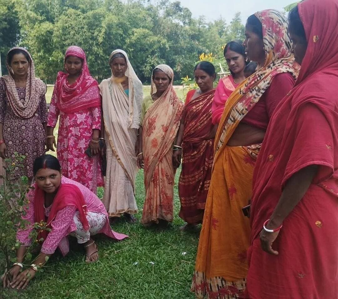 किशनगंज: महात्मा गाँधी जयंती के अवसर जिलांतर्गत जीविका दीदियों ने रिफॉर्म दिवस शुभारंभ के रूप में मनाया।
जीविका डीपीएम अनुराधा चंद्रा ने बताया कि जीविका दीदियाँ इस अवसर पर ग्राम सभाओं के माध्यम से नागरिक केंद्रित सुधारों, सरकारी योजनाओं के प्रति जागरूकता, ग्राम सभाओं के माध्यम से संबंधित पहलों को ग्राम पंचायत विकास योजना में शामिल करने जैसे जन भागीदारी के कार्यों में शामिल हुईं।
इस मौके पर जीविका सामुदायिक संगठनों में जीविका के माध्यम से विभिन्न जीविकोपार्जन के साधन अपना कर उद्यमिता से लखपति बनने को लेकर चर्चा की गई।
ग्राम समृद्धि क्षमतावर्द्धन योजना को लेकर जन भागीदारी विषयों पर बैठकें की गई।
गाँव पंचायत के विकास की रूपरेखा पर राय रखी गई। प्रबंधक जीविका गिरीश कुमार दास ने बताया कि जीविका दीदियों द्वारा सामुदायिक संगठनों में नशा मुक्ति शपथ, गाँव में नशा मुक्ति रैली निकली गई।
रंगोली,मेंहदी इत्यादि रचनात्मक तरीके से जनभागीदारी का संदेश दिया गया।
स्वास्थ्य पोषण स्वच्छता युवा पेशेवर मिराज ने कहा कि गाँधी जयंती के अवसर पर जीविका दीदियों ने सामूहिक श्रम से स्वच्छता का संदेश दिया।
दीदियों ने सामूहिक रूप से सड़कों, नालियों की साफ-सफाई कार्य किया।
इस मौके पर सामूहिक रूप से पौधरोपण कर जीविका दीदियों ने प्रकृति पर्यावरण संरक्षण को लेकर जनभागीदारी का संदेश दिया।