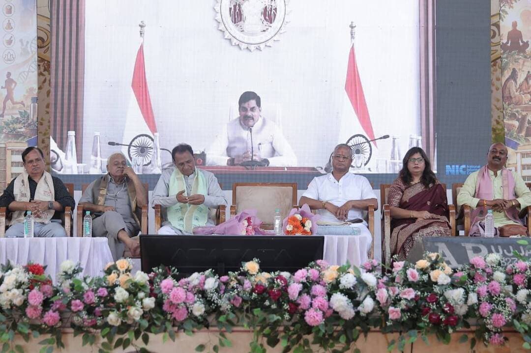 आयुर्वेद भारत की विश्व को सबसे बड़ी देन है- मुख्यमंत्री डॉ. यादव
-------------------
दो दिवसीय राष्ट्रीय आयुर्वेद सम्मेलन एवं सिल्वर जुबली पीजी एलुमनाई मीट-2026 का शुभारंभ मुख्यमंत्री डॉ. मोहन यादव के मुख्य आतिथ्य और प्रमुख वक्तव्य के साथ हुआ
---------------------
उज्जैन, 2 अक्टूबर।
शासकीय धन्वंतरी आयुर्वेद चिकित्सा महाविद्यालय एवं चिकित्सालय, उज्जैन में आयोजित दो दिवसीय राष्ट्रीय आयुर्वेद सम्मेलन एवं सिल्वर जुबली पीजी एलुमनाई मीट-2026 का शुभारंभ मुख्यमंत्री डॉ. मोहन यादव के मुख्य आतिथ्य एवं प्रमुख वक्तव्य के साथ संपन्न हुआ। कार्यक्रम में देशभर से आए आयुर्वेदाचार्यों, शिक्षकों, शोधकर्ताओं एवं विद्यार्थियों ने सहभागिता की।
वीडियो कॉन्फ्रेंसिंग के माध्यम से उद्घाटन उद्बोधन में मुख्यमंत्री डॉ. मोहन यादव ने कहा कि आयुर्वेद भारत की विश्व को सबसे बड़ी देन है। आयुर्वेद के माध्यम से अनेक जटिल एवं असाध्य रोगों के उपचार की संभावनाएं है। कोविड-19 महामारी के कठिन दौर में आयुर्वेद ने भारत को महत्वपूर्ण सहारा प्रदान किया तथा जनस्वास्थ्य संरक्षण में अपनी प्रभावी भूमिका निभाई। उन्होंने कहा कि मध्यप्रदेश सरकार आयुर्वेद के संवर्धन एवं विकास के लिए पूर्णतः प्रतिबद्ध है। उन्होंने बताया कि स्वतंत्रता प्राप्ति से वर्ष 2023 तक प्रदेश में केवल सात आयुर्वेद महाविद्यालय संचालित थे, जबकि वर्तमान सरकार द्वारा एक साथ नौ नवीन आयुर्वेद महाविद्यालयों की स्थापना का शुभारंभ किया गया है। साथ ही प्रदेश के विभिन्न क्षेत्रों में आयुर्वेद वेलनेस एवं आरोग्य केंद्र स्थापित करने की दिशा में भी कार्य किया जा रहा है, जिससे दूरस्थ क्षेत्रों के नागरिकों को भी गुणवत्तापूर्ण आयुर्वेद चिकित्सा उपलब्ध हो सके।
कार्यक्रम की अध्यक्षता महाविद्यालय के प्राचार्य एवं आयोजन समिति अध्यक्ष प्रो. ओमप्रकाश व्यास ने की। उन्होंने सम्मेलन की उपयोगिता पर प्रकाश डालते हुए कहा कि ऐसे राष्ट्रीय आयोजन आयुर्वेद शिक्षा, अनुसंधान एवं चिकित्सकीय नवाचारों को नई दिशा प्रदान करते हैं।
सम्मेलन के प्रमुख वक्ता डॉ. अशोक वार्ष्णेय, राष्ट्रीय संगठन महामंत्री, आरोग्य भारती ने आयुर्वेद में वर्णित स्वास्थ्य की समग्र अवधारणा पर विस्तार से प्रकाश डाला। उन्होंने कहा कि जब शरीर में दोष, धातु एवं मल साम्यावस्था में हो तथा आत्मा, इंद्रियाँ एवं मन प्रसन्न अवस्था में हों, तभी व्यक्ति को वास्तविक अर्थों में स्वस्थ कहा जा सकता है। उन्होंने बताया कि आयुर्वेद के ऋषियों द्वारा हजारों वर्ष पूर्व प्रतिपादित यह अवधारणा आज भी वैश्विक स्तर पर प्रासंगिक है तथा समग्र स्वास्थ्य की दिशा में मार्गदर्शक सिद्ध हो रही है।
कार्यक्रम के मुख्य अतिथि श्री ओम जैन एवं विशिष्ट अतिथि श्री रमेशचंद्र शर्मा ने भी अपने उद्बोधनों में आयुर्वेद की महत्ता, उसकी वैज्ञानिकता तथा जनस्वास्थ्य में उसकी उपयोगिता पर विचार व्यक्त किए।
डॉ. राजीव मिश्रा, राष्ट्रीय आयुष मिशन, मध्यप्रदेश ने बताया कि राष्ट्रीय आयुष मिशन द्वारा इस प्रकार के वैज्ञानिक आयोजनों को प्रोत्साहन एवं आर्थिक सहयोग प्रदान किया जा रहा है, जिससे आयुर्वेद के क्षेत्र में अनुसंधान गतिविधियों को बढ़ावा मिल रहा है।
अखिल भारतीय आयुर्वेद विशेषज्ञ (पीजी) एसोसिएशन के राष्ट्रीय अध्यक्ष डॉ. धर्मवीर ने आयुर्वेद चिकित्सकों के व्यावसायिक विकास, प्रशिक्षण एवं संगठनात्मक गतिविधियों की जानकारी दी। इस अवसर पर प्रो. उमेश शुक्ला (पं. खुशीलाल शर्मा आयुर्वेद महाविद्यालय, भोपाल), डॉ. लुट्टन लाल अहिरवार (जबलपुर) तथा डॉ. ए.पी.एस. चौहान (इंदौर) ने भी अपने विचार व्यक्त किए।
कार्यक्रम में सम्मेलन की प्रस्तावना एवं आयोजन की रूपरेखा डॉ. आशीष शर्मा ने प्रस्तुत की, जबकि संस्थान का परिचय एवं इतिहास डॉ. अजयकीर्ति जैन ने बताया। स्वागत उद्बोधन प्रो. ओमप्रकाश व्यास द्वारा दिया गया तथा आभार प्रदर्शन डॉ. श्रद्धा शर्मा ने किया।
उद्घाटन सत्र का संचालन डॉ. रामतीर्थ शर्मा, संयुक्त सचिव, आयोजन समिति द्वारा किया गया।
आयोजन सचिव डॉ. आशीष शर्मा ने जानकारी दी कि सम्मेलन के दौरान लगभग 11 वैज्ञानिक सत्रों का आयोजन किया जाएगा, जिनमें देशभर से प्राप्त 220 शोधपत्रों का प्रस्तुतीकरण होगा। इन शोधपत्रों में आयुर्वेद के विभिन्न आयामों, जीवनशैली जनित रोगों के प्रबंधन, पंचकर्म, औषधीय अनुसंधान तथा जनस्वास्थ्य संबंधी विषयों पर नवीन शोध निष्कर्ष प्रस्तुत किए जाएंगे।
उन्होंने विश्वास व्यक्त किया कि यह राष्ट्रीय सम्मेलन आयुर्वेद के क्षेत्र में अनुसंधान, शिक्षा एवं चिकित्सकीय नवाचारों को नई गति प्रदान करेगा तथा राष्ट्रीय स्तर पर अपनी विशिष्ट पहचान स्थापित करेगा।
CM Madhya Pradesh
Department of Religious trusts & Endowments, MP
Jansampark Madhya Pradesh
PRO Ujjain
@टॉप फ़ैन
JDjansampark Ujjain
