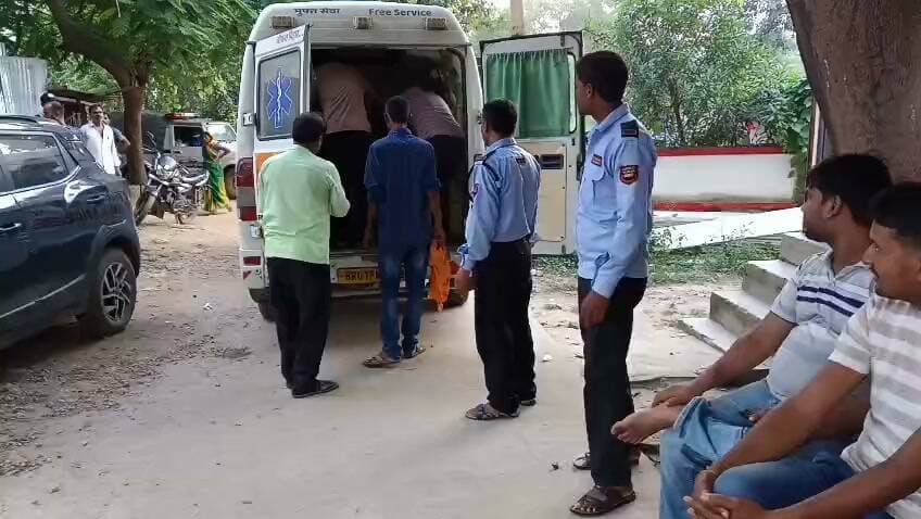 बिहार सरकार की जमीन को लेकर दो पक्षों में मारपीट, नौ घायल
नौहट्टा थाना क्षेत्र के पहड़िया गांव में शुक्रवार शाम जमीन विवाद को लेकर दो पक्षों में जमकर मारपीट हो गई। विवाद के दौरान धारदार हथियार चलने से दोनों पक्षों के नौ लोग घायल हो गए। इनमें चार घायलों को प्राथमिक उपचार के बाद रेफर किया गया है।
बताया जा रहा है कि बिहार सरकार की जमीन पर घेराबंदी को लेकर दोनों पक्षों के बीच पहले से विवाद चल रहा था। शुक्रवार को श्राद्धकर्म के दौरान दोनों पक्ष आमने-सामने आ गए, जिसके बाद कहासुनी मारपीट में बदल गई।
सूचना पर पुलिस मौके पर पहुंची और घायलों को अस्पताल पहुंचाया। थानाध्यक्ष दिवाकर कुमार ने बताया कि जमीन विवाद में मारपीट हुई है। फिलहाल प्राथमिकी दर्ज नहीं हुई है।
#नौहट्टा #रोहतास #पहड़िया #जमीनविवाद #मारपीट #रोहतास_न्यूज #अपना_रोहतास #BiharNews #RohtasNews #BreakingNews