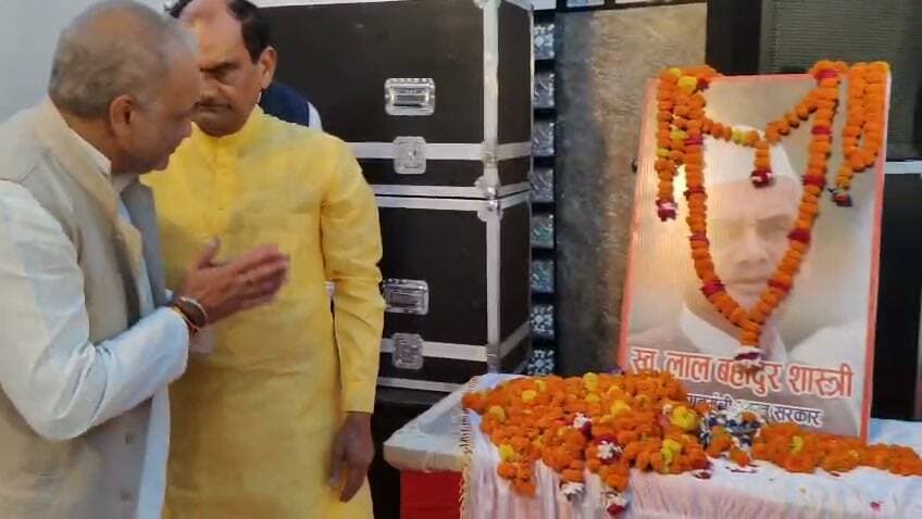 शास्त्री परिवार ने श्रद्धापूर्वक मनाई लाल बहादुर शास्त्री की जयंती
प्रपौत्र विराज शास्त्री बोले— विचारों और विरासत को आगे बढ़ाने का संकल्प रहेगा जारी
भजन संध्या और श्रद्धांजलि कार्यक्रम में उमड़ा जनसैलाब, सादगी और राष्ट्रसेवा के आदर्शों को किया नमन
फतेहपुर। देश के पूर्व प्रधानमंत्री एवं भारत रत्न लाल बहादुर शास्त्री की जयंती के अवसर पर फतेहपुर में शास्त्री परिवार द्वारा श्रद्धांजलि एवं भजन संध्या का भव्य आयोजन किया गया। कार्यक्रम में बड़ी संख्या में श्रद्धालुओं, समाजसेवियों और गणमान्य नागरिकों ने सहभागिता कर शास्त्री जी की प्रतिमा पर पुष्पांजलि अर्पित की तथा उनके सादगीपूर्ण जीवन, ईमानदारी, राष्ट्रसेवा और त्याग के आदर्शों को स्मरण किया।
कार्यक्रम के दौरान आयोजित श्रद्धांजलि सभा में पूर्व प्रधानमंत्री के प्रपौत्र विराज शास्त्री ने कहा कि परिवार लाल बहादुर शास्त्री के आदर्शों और उनकी विरासत को समाज तक पहुंचाने के लिए निरंतर प्रयासरत है। उन्होंने बताया कि लाल बहादुर शास्त्री मेमोरियल फाउंडेशन के माध्यम से शिक्षा, समाजसेवा और जनकल्याण से जुड़े विभिन्न कार्य संचालित किए जा रहे हैं, जिनका उद्देश्य समाज के अंतिम व्यक्ति तक विकास का लाभ पहुंचाना है।
विराज शास्त्री ने कहा कि शास्त्री जी का जीवन आज भी युवाओं और समाज के लिए प्रेरणा का स्रोत है। उनकी सादगी, सत्यनिष्ठा और राष्ट्रहित सर्वोपरि रखने की सोच आज के दौर में भी उतनी ही प्रासंगिक है। उन्होंने कहा कि फाउंडेशन का लक्ष्य फतेहपुर सहित पूरे प्रदेश में जनसेवा, शिक्षा और सामाजिक जागरूकता के कार्यों को आगे बढ़ाना है, जिससे शास्त्री जी के विचार नई पीढ़ी तक पहुंच सकें।
श्रद्धांजलि कार्यक्रम के पश्चात आयोजित भजन संध्या में श्रद्धालुओं ने भक्ति गीतों और राष्ट्रभक्ति से ओतप्रोत प्रस्तुतियों के माध्यम से लाल बहादुर शास्त्री को भावभीनी श्रद्धांजलि दी। उपस्थित लोगों ने उनके प्रसिद्ध नारे "जय जवान, जय किसान" को याद करते हुए देश निर्माण में उनके ऐतिहासिक योगदान को नमन किया।
कार्यक्रम में वक्ताओं ने कहा कि शास्त्री जी का संपूर्ण जीवन सादगी, ईमानदारी, कर्तव्यनिष्ठा और सेवा का अनुपम उदाहरण रहा है। उनका व्यक्तित्व आज भी सार्वजनिक जीवन में पारदर्शिता और नैतिक मूल्यों की प्रेरणा देता है। उपस्थित लोगों ने उनके बताए मार्ग पर चलने का संकल्प भी लिया।
इस आयोजन ने एक बार फिर यह संदेश दिया कि महापुरुषों के आदर्श केवल स्मरण करने के लिए नहीं, बल्कि उन्हें अपने जीवन में आत्मसात कर समाज और राष्ट्र निर्माण में योगदान देने के लिए हैं। श्रद्धांजलि कार्यक्रम और भजन संध्या के माध्यम से शास्त्री परिवार ने उनके विचारों को नई पीढ़ी तक पहुंचाने का सार्थक प्रयास किया।
एनडी न्यूज़ की अपील:
महापुरुषों की जयंती केवल औपचारिक आयोजन तक सीमित न रहे, बल्कि उनके आदर्शों—ईमानदारी, सादगी, राष्ट्रसेवा और सामाजिक उत्तरदायित्व—को अपने दैनिक जीवन में अपनाने का संकल्प लें। समाज और राष्ट्र के विकास में प्रत्येक नागरिक की भागीदारी ही सच्ची श्रद्धांजलि होगी।
👇👇
#NDNews #दैनिक_निष्पक्ष_धारा #LalBahadurShastri #ShastriJayanti #VirajShastri #Fatehpur #ShastriMemorialFoundation #JaiJawanJaiKisan #GandhiJayanti #SocialService #UttarPradesh
👇👇
@dgpup
@RSSorg
@UPGovt
@wpl1090
@RSSgeet
@Uppolice
@MIB_India
@PMOIndia
@HMOIndia
@abmanglik
@VHPDigital
@igrangealld
@myogioffice
@InfoDeptUP
@dmfatehpur
@sdmsadarftp
@CMOfficeUP
@CMOUP_RC
@UPPRD1948
@ChiefSecyUP
@ChiefSecyUP
@MahantYogiG
@FatehpurSdm
@fatehpurpolice
@BajrangDalOrg
@rashtrapatibhvn
@UPMahilaKalyan
@112UttarPradesh
@myogiadityanath
@CommissionerPrg
@ADGZonPrayagraj
👇👇👇
🟥 ND NEWS | दैनिक निष्पक्ष धारा
मुख्य संपादक / संस्थापक: राजन सिंह हाड़ा
सह-संपादक: शालिनी सिंह भदौरिया
✒️ रिपोर्ट: जिला ब्यूरो, फतेहपुर (उत्तर प्रदेश)
📍 कार्यालय-3: U158, हीरा स्वीट्स के पास, विकास मार्ग, लक्ष्मी नगर, पूर्वी दिल्ली, पिन कोड – 110092 (NCR)
📍 कार्यालय-2: विधानसभा रोड, बर्लिंगटन चौराहा, लखनऊ – 226001 (UP)
📍 कार्यालय-1: 1/1 अटल बिहारी चौराहा, नियर बर्मा चौराहा, फतेहपुर – 212601 (UP)
📅 दिनांक: 02 अक्टूबर 2026
📆 दिन: शुक्रवार
📧 Email: ndnewschannel@gmail.com
📞 मोबाइल: 096961 19696