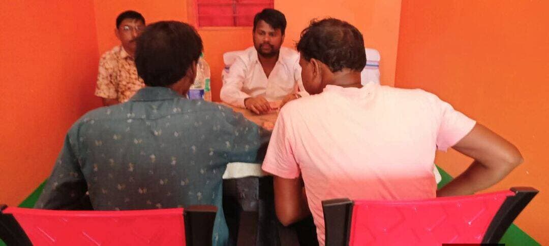 জয়পুর বিধান সভার আড়শা ব্লকের করনডি মোড়ে বিধায়ক সেবা কেন্দ্রে সাধারণ মানুষের সমস্যার কথা শুনলেন বিধায়ক বিশ্বজিৎ মাহাতো।
