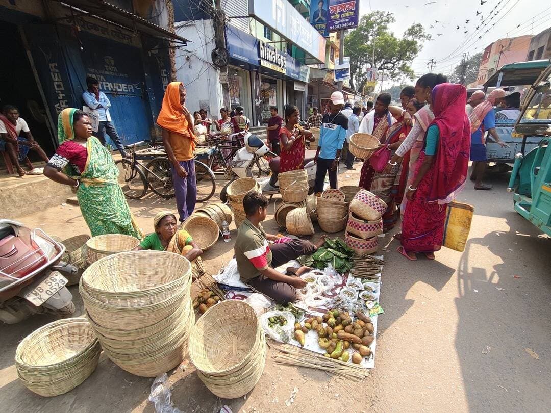 জিতাঅষ্টমীর আগের দিন আজ শুক্রবার জেলার হাট বাজারে ভিড়।