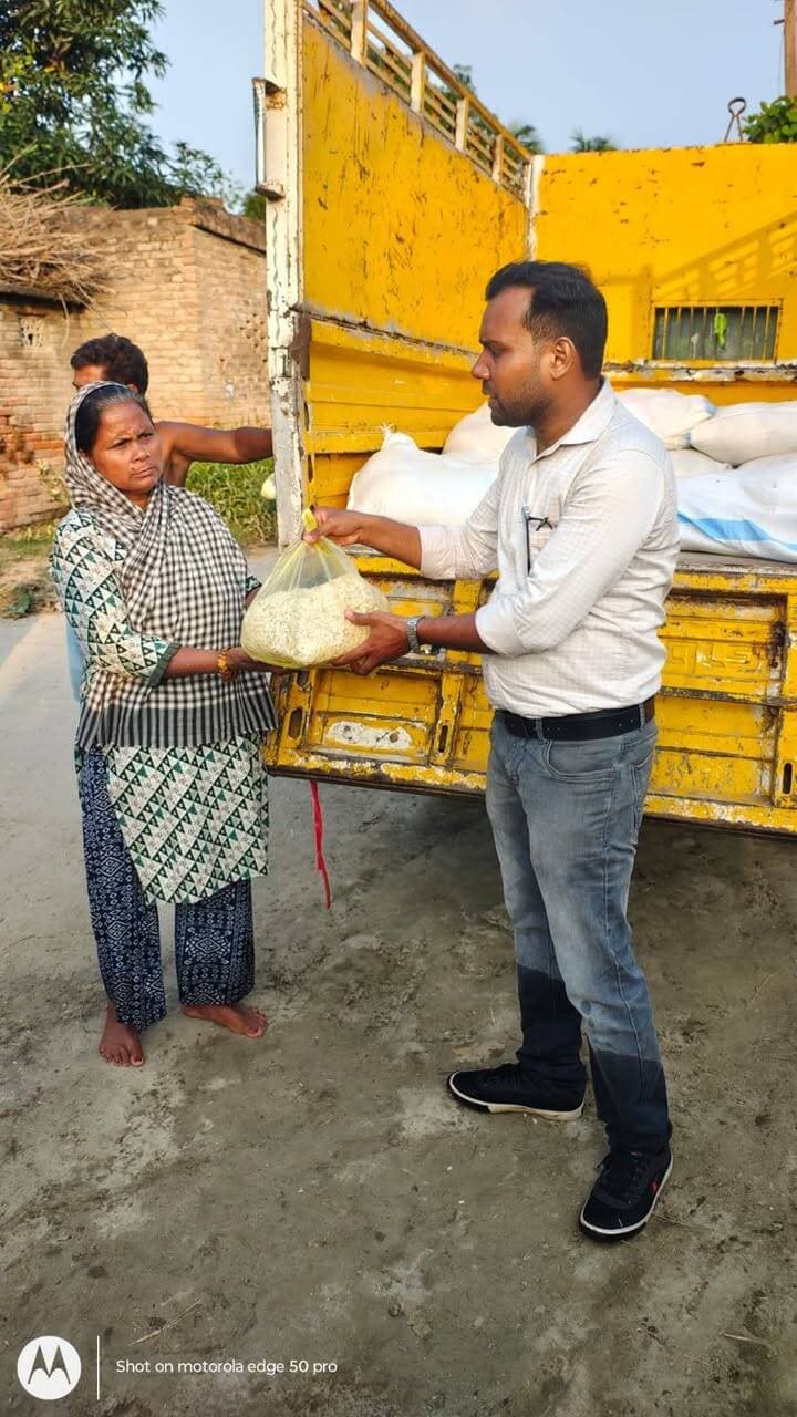 बाढ़ प्रभावित लोगों के बीच लगातार वितरित किया जा रहा सूखा राशन
==================
सारण, 02 अक्टूबर 2026
=================
सारण जिले में बाढ़ प्रभावित एवं विस्थापित परिवारों को राहत पहुंचाने के लिए जिला प्रशासन, सारण द्वारा लगातार सूखा राशन का वितरण किया जा रहा है। प्रभावित क्षेत्रों में जरूरतमंद लोगों तक आवश्यक खाद्य सामग्री पहुंचाई जा रही है, ताकि बाढ़ की इस कठिन परिस्थिति में उन्हें खाद्य सामग्री की कमी का सामना न करना पड़े।
जिला प्रशासन प्रभावित परिवारों के साथ मजबूती से खड़ा है तथा राहत एवं आवश्यक सहायता उपलब्ध कराने के लिए लगातार कार्यरत है।
