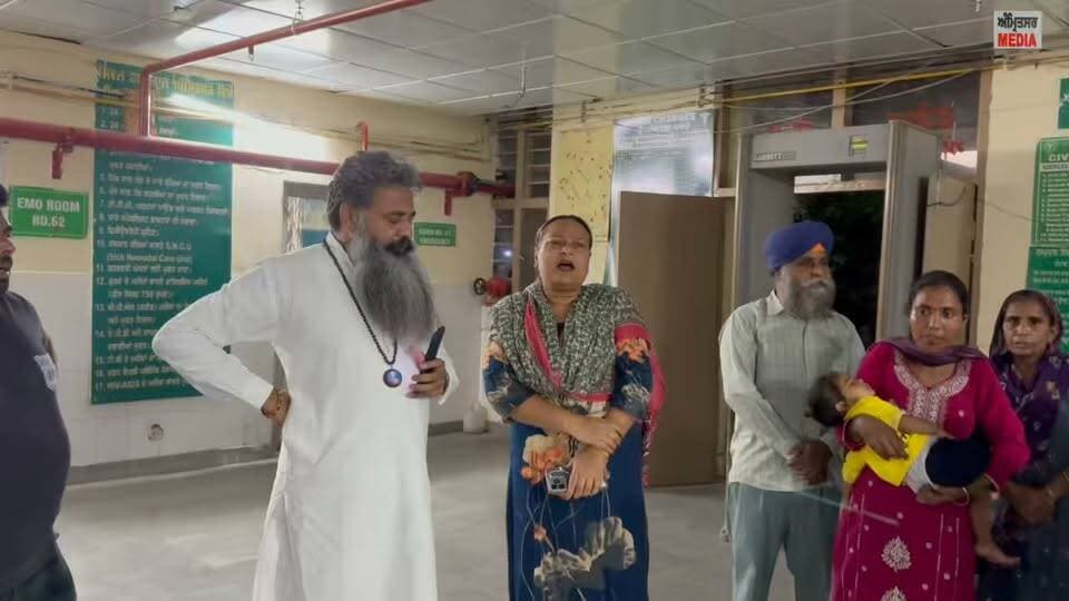 • ਸਿਵਿਲ ਹਸਪਤਾਲ ਤੋਂ ਗੁਰੂ ਨਾਨਕ ਹਸਪਤਾਲ ਰੈਫਰ ਕਰਨ 'ਤੇ ਹੰਗਾਮਾ; ਵਾਲਮੀਕ ਮਜ਼੍ਹਬੀ ਸਿੱਖ ਮੋਰਚਾ ਦੇ ਵਾਈਸ ਪ੍ਰਧਾਨ ਨੇ ਪਰਿਵਾਰ ਦੀ ਬਾਂਹ ਫੜ ਕੇ ਕਰਵਾਇਆ ਇਲਾਜ ਸ਼ੁਰੂ