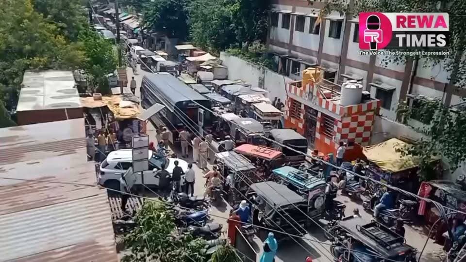 सतना जिला अस्पताल गेट के सामने भीषण जाम, मरीजों और वाहनों को हो रही परेशानी
जिला अस्पताल के मुख्य गेट के सामने गुरुवार को भीषण जाम की स्थिति देखने को मिली। बंदी के चलते जिला अस्पताल पहुंचे वाहनों को भी जाम में फंसना पड़ा। अस्पताल के मुख्य द्वार के सामने वाहनों की लंबी कतार लगने से मरीजों और उनके परिजनों को काफी परेशानी का सामना करना पड़ा।
स्थानीय लोगों का कहना है कि जिला अस्पताल के सामने जाम लगना कोई पहली घटना नहीं है। आए दिन यहां ऐसी स्थिति देखने को मिलती है। अस्पताल के मुख्य गेट के आसपास यातायात व्यवस्था सुचारु नहीं होने के कारण कभी-कभी स्थिति गंभीर हो जाती है।
सबसे बड़ा सवाल यह है कि यदि जाम के कारण किसी मरीज को समय पर उपचार नहीं मिल पाया या कोई आपात स्थिति उत्पन्न हुई तो इसकी जिम्मेदारी किसकी होगी? जिला अस्पताल जैसे महत्वपूर्ण स्थान के सामने यातायात व्यवस्था को लेकर प्रशासन को गंभीरता से ध्यान देने की जरूरत है, ताकि मरीजों और उनके परिजनों को किसी तरह की परेशानी का सामना न करना पड़े। #satna