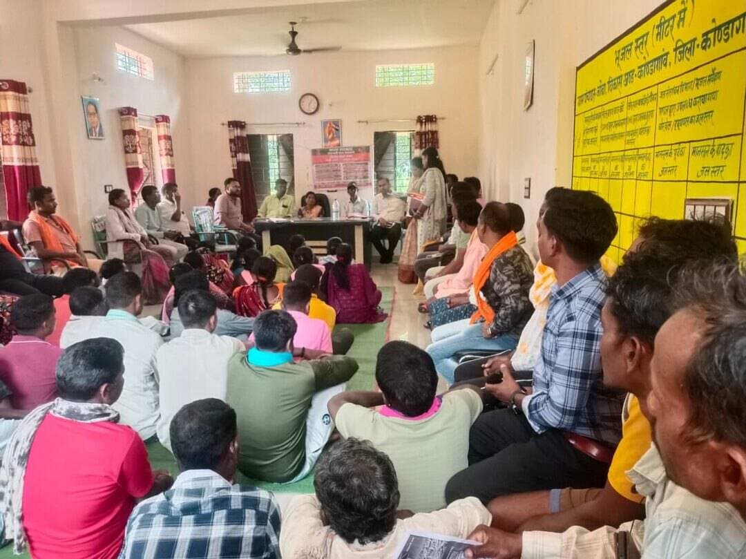 ग्राम पंचायत जोबा में ग्राम सभा का आयोजन किया गया।
ग्राम सभा में ग्रामीणों की सहभागिता के साथ गांव के विकास, स्थानीय आवश्यकताओं तथा विभिन्न शासकीय योजनाओं से संबंधित विषयों पर चर्चा की गई। ग्रामीणों ने अपनी आवश्यकताओं और सुझावों को साझा किया।
जनभागीदारी से लिए गए निर्णय और सामूहिक प्रयास गांव के विकास को नई दिशा देने में महत्वपूर्ण भूमिका निभाते हैं। ग्राम सभा के माध्यम से लोकतांत्रिक सहभागिता को मजबूत करते हुए समग्र एवं सतत विकास की दिशा में कदम बढ़ाया गया।
#सेवा_संकल्प_अभियान #SevaSankalpAbhiyan #SevaSankalp #JanSeva #JanBhagidari