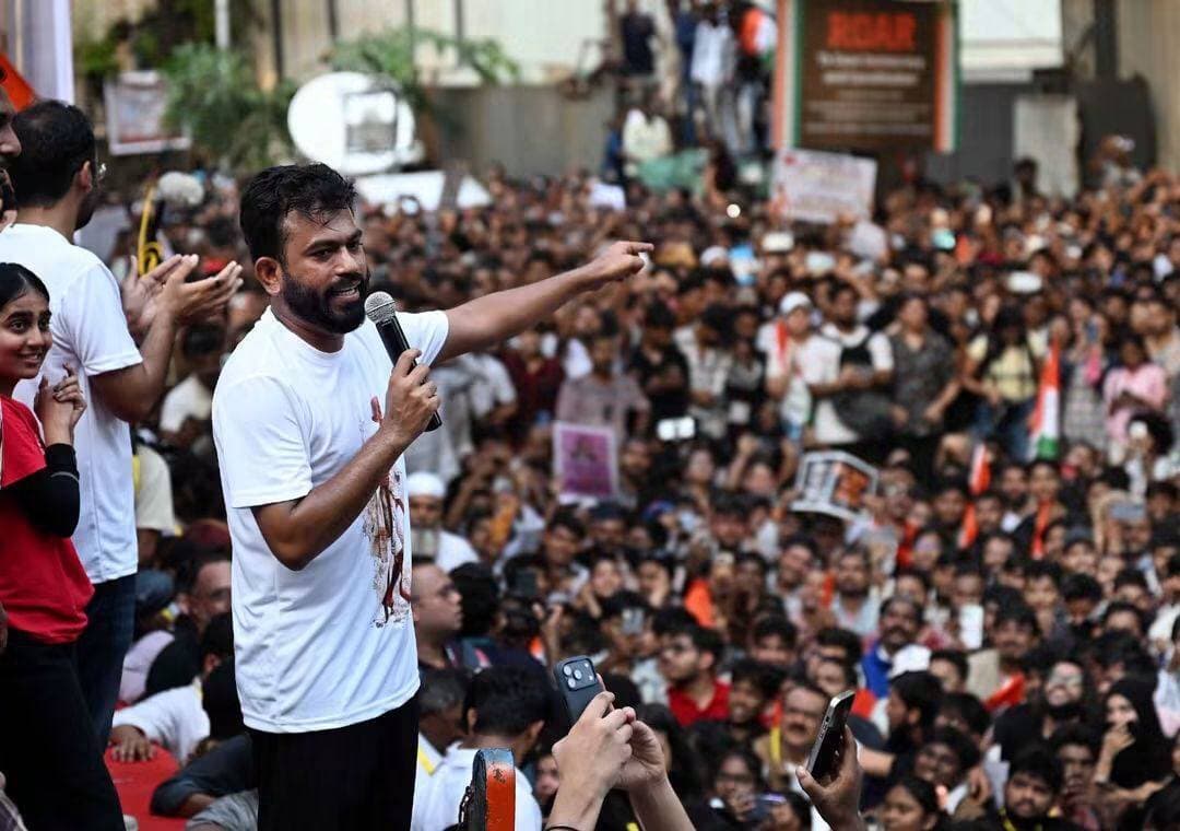 মুম্বইয়ের শিবাজি পার্কে CJP-র ‘জেল ভরো আন্দোলন’, SIR নিয়ে সরব বিক্ষোভকারীরা
মুম্বইয়ের শিবাজি পার্কে শুক্রবার, ২ অক্টোবর, ‘ককরোচ জনতা পার্টি’ (CJP)-র উদ্যোগে অনুষ্ঠিত হল ‘জেল ভরো আন্দোলন’। দলীয় প্রতিষ্ঠাতা অভিজিৎ দীপকের নেতৃত্বে আয়োজিত এই কর্মসূচিতে নির্বাচনী তালিকা নিয়ে কথিত অনিয়ম এবং নির্বাচন কমিশনের Special Intensive Revision বা SIR প্রক্রিয়া নিয়ে একাধিক অভিযোগ ও উদ্বেগ তুলে ধরেন বিক্ষোভকারীরা।দেখুন সেই চিত্র