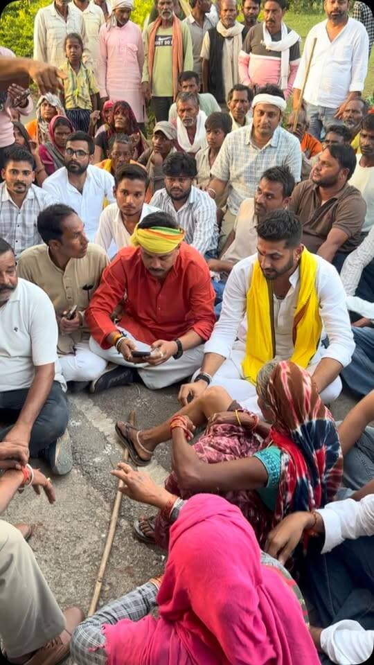 मझगांय बांध आंदोलन में पहुंचे अभिषेक परमार, आदिवासियों के साथ थाने में धरने पर बैठे
मझगांय बांध को लेकर जारी आदिवासी आंदोलन के बीच यूथ कांग्रेस प्रदेश उपाध्यक्ष अभिषेक परमार प्रदर्शनकारियों से मिलने पहुंचे। महिलाओं पर लाठीचार्ज के आरोप का विरोध करते हुए वे लोगों के साथ थाने में धरने पर बैठ गए। आंदोलनकारियों ने कार्रवाई और न्याय की मांग उठाई।
Jitu Patwari Dr. Narottam Mishra DrNeelam Tiwari Dr Mohan Yadav News of Chhatarpur
#मझगांयबांध #आदिवासीआंदोलन #AbhishekParmar #Chhatarpur #BundeliBhaukaalNews