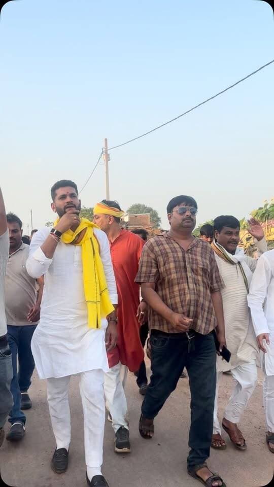 मझगांय बांध में आदिवासी आंदोलन कर रहे लोगों से मिले यूथ काँग्रेस प्रदेश उपाध्यक्ष अभिषेक परमार लोगों के साथ थाने मे बैठे धरने पर