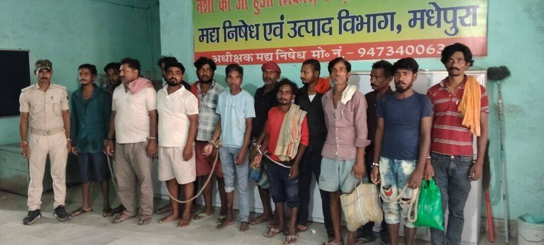 *प्रेस विज्ञप्ति*
समाहरणालय, मधेपुरा
जिला जनसंपर्क कार्यालय
दिनांक : 02 अक्टूबर 2026
*गांधी जयंती पर जिला पदाधिकारी एवं पुलिस अधीक्षक ने महात्मा गांधी को किया नमन*
*सत्य, अहिंसा, स्वच्छता एवं सद्भाव के गांधीवादी आदर्शों को जीवन में अपनाने का संकल्प*
मधेपुरा, 02 अक्टूबर 2026।
राष्ट्रपिता महात्मा गांधी की जयंती के अवसर पर आज समाहरणालय, मधेपुरा परिसर स्थित गांधी जी की प्रतिमा पर जिला पदाधिकारी, मधेपुरा श्री अभिषेक रंजन एवं पुलिस अधीक्षक, मधेपुरा श्री संदीप सिंह सहित जनप्रतिनिधियों, गणमान्य व्यक्तियों, जिला स्तरीय पदाधिकारियों एवं कर्मियों ने माल्यार्पण एवं पुष्पांजलि अर्पित कर श्रद्धांजलि दी।
इस अवसर पर समाहरणालय परिसर में सर्वधर्म प्रार्थना सभा का आयोजन किया गया। उपस्थित पदाधिकारियों एवं कर्मियों ने महात्मा गांधी के सत्य, अहिंसा, प्रेम, सद्भाव, स्वच्छता, सादगी एवं सेवा के आदर्शों को अपने आचरण एवं कार्यसंस्कृति में अपनाने का संकल्प लिया।
इस अवसर पर जिला पदाधिकारी ने कहा कि महात्मा गांधी का जीवन सत्य, अहिंसा, अनुशासन और जनसेवा की ऐसी प्रेरणा है, जो आज भी समाज एवं प्रशासन को सही दिशा प्रदान करती है। गांधी जी को सच्ची श्रद्धांजलि तभी होगी, जब उनके विचार केवल स्मरण तक सीमित न रहें, बल्कि हमारे व्यवहार, कार्यसंस्कृति और सामाजिक जीवन का हिस्सा बनें। उन्होंने स्वच्छता, सामाजिक सद्भाव, परस्पर सम्मान एवं जिम्मेदार नागरिकता को बढ़ावा देने का आह्वान किया।
उन्होंने कहा कि “ *सत्य हमारा संकल्प, अहिंसा हमारा व्यवहार और सेवा हमारा दायित्व बने—यही महात्मा गांधी के प्रति हमारी सच्ची श्रद्धांजलि होगी।”*
कार्यक्रम में जनप्रतिनिधियों के साथ अपर समाहर्ता, उप विकास आयुक्त, अनुमंडल पदाधिकारी, सदर सहित विभिन्न विभागों के जिला स्तरीय पदाधिकारी, कर्मी एवं गणमान्य व्यक्ति उपस्थित रहे।
Information & Public Relations Department, Government of Bihar
Samrat Choudhary
CMO Bihar
Narendra Modi