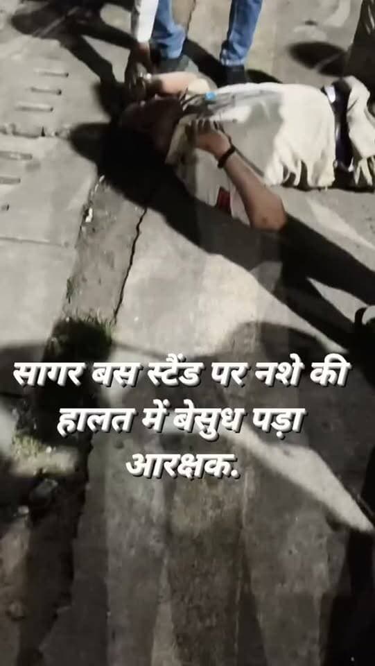 बस स्टैंड पर ड्राई डे के दिन नशे की हालत में बेसुध पड़ा आरक्षक #viralreels #nonfollowers #foryouシ #trending