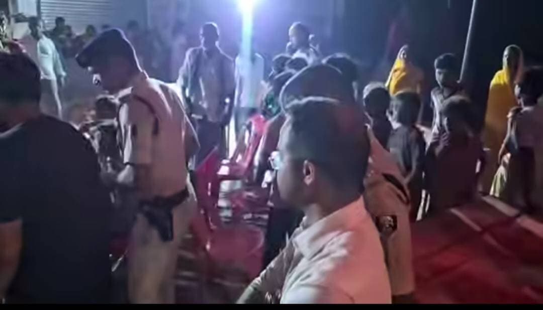### सारण में बाढ़ राहत व्यवस्था की डीएम, एसएसपी और डीडीसी ने की समीक्षा, सामुदायिक रसोई का लिया जायजा
सारण, 2 अक्टूबर 2026। सारण जिले में बाढ़ प्रभावित लोगों को राहत एवं आवश्यक सुविधाएं उपलब्ध कराने के लिए जिला प्रशासन लगातार सक्रिय है। जिलाधिकारी वैभव श्रीवास्तव, वरीय पुलिस अधीक्षक रौशन कुमार और उप विकास आयुक्त लक्ष्मण तिवारी प्रभावित क्षेत्रों का निरीक्षण कर राहत व्यवस्थाओं की निगरानी कर रहे हैं।
इसी क्रम में शुक्रवार को अधिकारियों ने परसा प्रखंड की परसौना, लतरहिया और बलिगांव पंचायतों का दौरा किया। इस दौरान बाढ़ प्रभावित लोगों के लिए संचालित सामुदायिक रसोई का निरीक्षण कर भोजन वितरण सहित उपलब्ध कराई जा रही सुविधाओं का जायजा लिया गया।
### स्थानीय लोगों से किया संवाद
निरीक्षण के दौरान अधिकारियों ने स्थानीय लोगों से बातचीत कर उनकी समस्याओं और आवश्यकताओं की जानकारी ली। प्रभावित परिवारों को राहत उपलब्ध कराने में आ रही समस्याओं को समझते हुए संबंधित पदाधिकारियों को उनके त्वरित समाधान के निर्देश दिए गए।
### राहत कार्यों को प्रभावी बनाने पर जोर
जिला प्रशासन की ओर से राहत कार्यों को और प्रभावी बनाने तथा बाढ़ प्रभावित लोगों तक आवश्यक सुविधाएं पहुंचाने के लिए संबंधित अधिकारियों को जरूरी दिशा-निर्देश दिए गए। प्रशासन द्वारा प्रभावित क्षेत्रों में व्यवस्थाओं की लगातार निगरानी की जा रही है, ताकि जरूरतमंद परिवारों को समय पर राहत मिल सके।
जिला प्रशासन का उद्देश्य बाढ़ प्रभावित परिवारों को आवश्यक सहायता उपलब्ध कराना और राहत शिविरों एवं सामुदायिक रसोई में सुविधाओं की व्यवस्था बनाए रखना है।