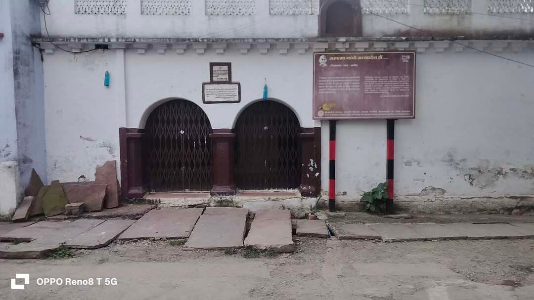 (महात्मा गांधी और दमोह का इतिहास, स्मृति शेष)
राष्ट्रपिता महात्मा गांधी जी की 157वीं जयंती पर शत-शत पर उन्हें सादर नमन, विनम्र श्रद्धांजलि...🙏
महात्मा गांधी जी का जीवन सत्य, अहिंसा, स्वच्छता, आत्मनिर्भरता और जनभागीदारी की ऐसी प्रेरणादायी यात्रा है, जिसने भारत के स्वतंत्रता आंदोलन को जन-जन का आंदोलन बनाया। उनका विश्वास था कि देश का निर्माण केवल सरकारों से नहीं, बल्कि समाज के प्रत्येक नागरिक की सक्रिय भागीदारी से होता है।
गांधी जी ने शिक्षा को केवल रोजगार का माध्यम नहीं, बल्कि चरित्र निर्माण और जिम्मेदार नागरिक तैयार करने का साधन माना। उनका संदेश था कि युवा केवल अपने अधिकारों के प्रति जागरूक न रहें, बल्कि समाज और राष्ट्र के प्रति अपने कर्तव्यों को भी समझें।
भारतीय स्वतंत्रता आंदोलन में गांधी जी का राजनीतिक जीवन सत्याग्रह, असहयोग और अहिंसक आंदोलनों के माध्यम से जनता को जोड़ने का उदाहरण रहा। उन्होंने कमजोर और वंचित वर्गों के उत्थान, सामाजिक एकता और स्वच्छता को भी राष्ट्र निर्माण से जोड़ा।
दमोह की धरती से भी गांधी जी की स्मृतियां जुड़ी हुई हैं। वर्ष 1933 में उनके दमोह आगमन ने यहां के सामाजिक जीवन पर महत्वपूर्ण प्रभाव छोड़ा। और शहर के गडरयाउ मोहल्ला स्थित बाल्मिकी गुरुद्वारा की उन्होंने नींव रखी। उनके विचारों से प्रेरित होकर समाजसेवा और जनजागरण की अनेक गतिविधियों को नई दिशा मिली।
आज गांधी जयंती पर हमें उनके विचारों को केवल स्मरण करने के बजाय अपने आचरण में उतारने का संकल्प लेना चाहिए। स्वच्छता, सद्भाव, सत्य, अहिंसा और जनसेवा के माध्यम से ही हम एक मजबूत और समृद्ध भारत के निर्माण में अपना योगदान दे सकते हैं।
महात्मा गांधी जी को कोटि-कोटि नमन...🙏🇮🇳
#MahatmaGandhi #GandhiJayanti #157thGandhiJayanti #GandhiJi #Damoh #SwachhBharat #Satyagraha #Ahimsa #NationBuilding #Youth #JanBhagidari #India
