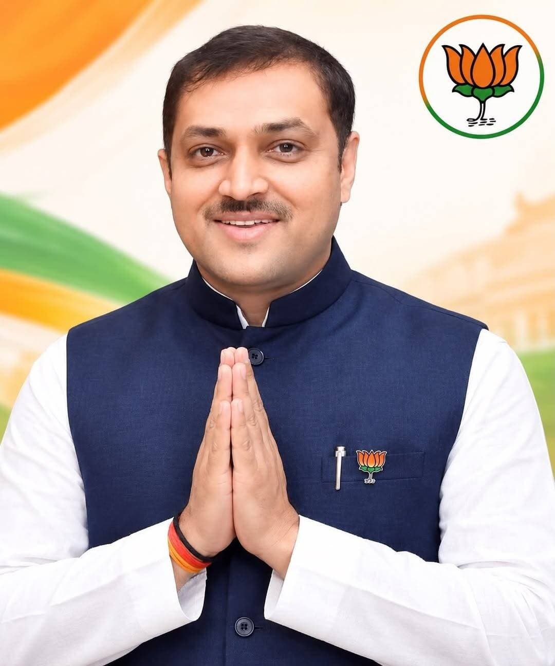 रायबरेली प्रवास के दौरान भाजपा एमएलसी इंजी. अवनीश कुमार सिंह ने की बैठकें
.
<nis:link nis:type=tag nis:id=रायबरेली। nis:value=रायबरेली। nis:enabled=true nis:link/> लखनऊ खंड स्नातक से भाजपा एमएलसी इंजी. अवनीश कुमार सिंह ने 2 अक्टूबर को रायबरेली प्रवास के दौरान विभिन्न क्षेत्रों में कार्यकर्ताओं, शिक्षकों, जनप्रतिनिधियों और स्थानीय सहयोगियों के साथ बैठकें एवं संवाद किया। प्रवास की शुरुआत हरचंदपुर स्थित सद्भावना इंटर कॉलेज से हुई। इसके बाद सेंहगो के राम दुलारी इंटर कॉलेज और बछरावां के जीपीसीएल इंटर कॉलेज में भी बैठकें आयोजित की गईं। इन बैठकों में स्थानीय स्तर पर संगठनात्मक गतिविधियों और जनसंपर्क से जुड़े विषयों पर चर्चा हुई।
शिवगढ़ क्षेत्र में भी विभिन्न स्थानों पर बैठकें हुईं। राजेंद्र कुमार पटेल, पिंडौली, शिवगढ़ के आवास, अमर सिंह राठौर के आवास, शिव शंकर पटेल, प्रधान गुढ़ा के आवास तथा जिला पंचायत सदस्य विनय वर्मा के आवास पर स्थानीय लोगों एवं कार्यकर्ताओं से संवाद किया गया। इसके अलावा नगर पंचायत शिवगढ़ और महराजगंज ब्लॉक में भी संगठनात्मक बैठकें हुईं।
सोरा, गंगागंज में अवनीश मिश्रा के आवास पर आयोजित बैठक में भी स्थानीय स्तर पर संपर्क एवं संगठन से जुड़े विषयों पर चर्चा की गई। प्रवास के दौरान 2 अक्टूबर को गांधी जयंती के अवसर पर बछरावां स्थित गांधी चौक पहुंचकर इंजी. अवनीश कुमार सिंह ने महात्मा गांधी की प्रतिमा पर माल्यार्पण कर उन्हें नमन किया। इस दौरान गांधी जी के सत्य और अहिंसा के विचारों को याद किया गया। रायबरेली प्रवास के दौरान विभिन्न बैठकों में कार्यकर्ताओं, शिक्षकों, जनप्रतिनिधियों और स्थानीय साथियों की सहभागिता रही।
<nis:link nis:type=tag nis:id=thetelecast nis:value=TheTelecast nis:enabled=true nis:link/>