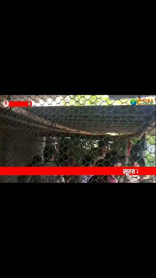 चार साल तक घर के आंगन में दफन रहा तीन हत्याओं का राज... जब जमीन खोदी गई तो नीचे से निकले इंसानी कंकाल! गुजरात के सूरत में सामने आए इस सनसनीखेज मामले ने हर किसी को हैरान कर दिया है। पुलिस के मुताबिक, पति-पत्नी पर परिवार की तीन महिलाओं की हत्या कर शवों को छिपाने का आरोप है।
मामला सूरत जिले के कोसांबा इलाके के वडफालिया का है। पुलिस के मुताबिक, इस मामले में माधवदास और उसकी पत्नी उर्मिला की भूमिका सामने आई है। आरोप है कि दोनों ने परिवार की तीन महिलाओं की हत्या की और उनकी मौत को बीमारी या कोरोना से हुई मौत बताकर मामले को दबा दिया।
पुलिस के अनुसार, पहली हत्या 25 फरवरी 2022 को हुई। आरोप है कि उर्मिला की बहन भगवतीबेन की तकिए से मुंह दबाकर हत्या की गई। भगवतीबेन पहले से टीबी से पीड़ित थीं, इसलिए उनकी मौत को बीमारी से हुई मौत बताया गया।
इसके बाद 19 जुलाई 2022 को माधवदास की मां मंजुलाबेन की मौत हुई। पुलिस का आरोप है कि पैरालिसिस से पीड़ित मंजुलाबेन का भी दम घोंटा गया और उनकी मौत को बीमारी से जोड़ दिया गया।
तीसरी घटना 7 अक्टूबर 2022 की बताई जा रही है। पुलिस के मुताबिक, उर्मिला की नानी शांताबेन की भी सोते समय हत्या की गई।
आरोप है कि तीसरी हत्या के बाद शव को ड्रम में रखा गया। उसमें सीमेंट और पानी डालकर उसे सील किया गया और कुछ समय बाद शव को घर के आंगन में करीब चार से पांच फीट गहरे गड्ढे में दफना दिया गया। इसके ऊपर सीमेंट की मोटी परत डाल दी गई, ताकि किसी को शक न हो।
लेकिन करीब चार साल बाद यह राज उस वक्त खुला, जब पति-पत्नी के बीच घरेलू विवाद हुआ। पुलिस के मुताबिक, माधवदास ने अपनी पत्नी को फंसाने के लिए पुलिस के सामने एक कहानी बताई और शांताबेन की हत्या का आरोप पत्नी और उसके चचेरे भाई पर लगाया।
जांच के दौरान चचेरे भाई की भूमिका सामने नहीं आई। इसके बाद पुलिस का शक माधवदास पर गया। पूछताछ में पुलिस के अनुसार उसने तीनों हत्याओं में खुद और अपनी पत्नी की संलिप्तता स्वीकार की।
इसके बाद उसकी निशानदेही पर पुलिस और अहमदाबाद क्राइम ब्रांच की टीम ने घर के आंगन में खुदाई की। सीमेंट की परत हटाकर करीब चार से पांच फीट नीचे खुदाई की गई, जहां से मानव कंकाल बरामद हुए।
पुलिस ने कंकालों को फोरेंसिक जांच के लिए भेज दिया है। अब जांच में यह स्पष्ट किया जा रहा है कि बरामद कंकाल उन्हीं तीन महिलाओं के हैं और इस पूरे मामले में कितने लोग शामिल थे।
चार साल तक जमीन के नीचे दबा यह राज अब सामने आ चुका है और पुलिस पूरे मामले में आगे की कानूनी कार्रवाई कर रही है।
#Surat #Gujarat #SuratCrime #CrimeNews #CrimeStory #MurderCase #TripleMurder #HumanSkeleton #SkeletonFound #सनसनीखेज #हत्या_का_राज #तीन_हत्याएं #इंसानी_कंकाल #चार_साल_पुराना_राज #क्राइम_न्यूज़ #गुजरात_क्राइम #सूरत_क्राइम #BreakingNews #ViralNews #LatestNews #HindiNews #CrimeAlert #PoliceInvestigation #CrimeNewsIndia #ViralPost
