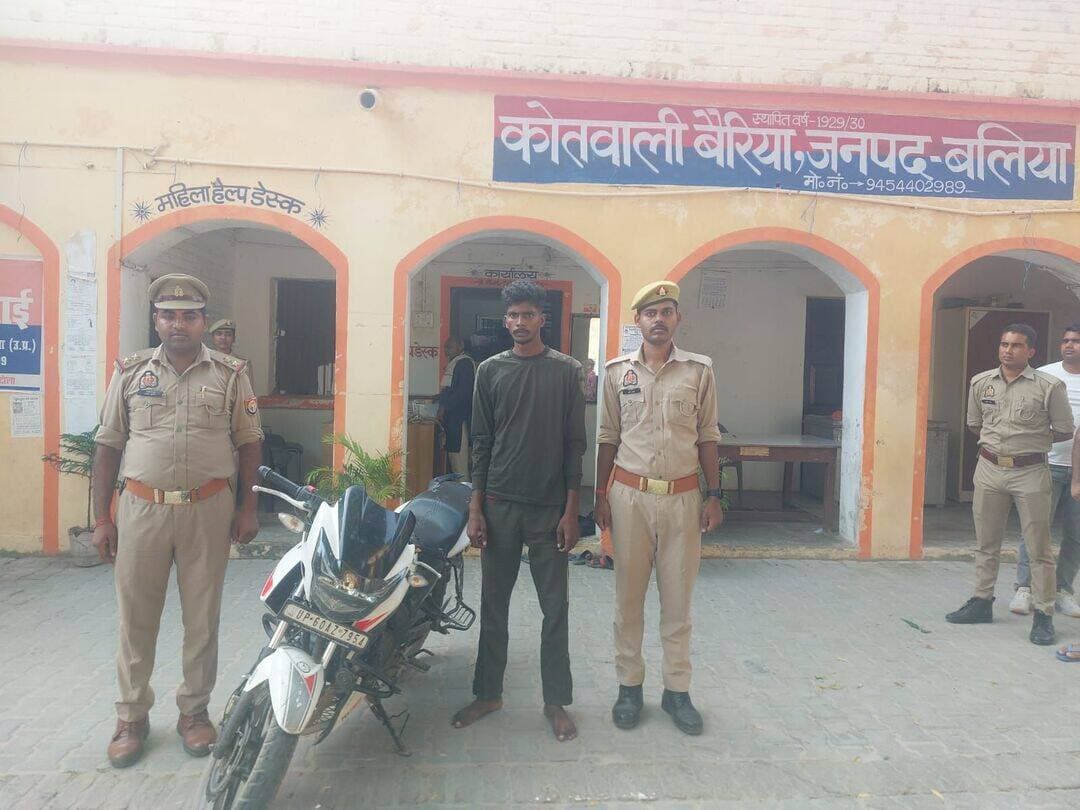 *थाना बैरिया जनपद बलिया पुलिस द्वारा चोरी मोटर साईकिल अपाचे के साथ 01 नफर अभियुक्त को गिरफ्तारी व 01 नफर बाल अपचारी को न्यायिक अभिरक्षा में लिया गया।*
*श्रीमान् पुलिस अधीक्षक जनपद बलिया श्री ओमवीर सिंह* के निर्देशन में जनपद में अपराध एवं अपराधियों पर अंकुश लगाये जाने हेतु चलाये जा रहे अभियान के क्रम में श्रीमान् अपर पुलिस अधीक्षक दक्षिणी महोदय श्री संजय वर्मा के निकट पर्यवेक्षण में व क्षेत्राधिकारी बैरिया महोदय श्री आलोक कुमार गुप्ता एवं प्रभारी निरीक्षक श्री राजेन्द्र प्रसाद सिंह के कुशल नेतृत्व में थाना बैरिया पुलिस टीम को मिली सफलता ।
दिनांक 30.10.2026 को थाना बैरिया जनपद बलिया पर वादी मुकदमा द्वारा स्वयं की मोटर साईकिल अपाचे UP60AZ7954 दिनांक 30.10.2026 को चोरी हो जाने के सम्बन्ध में बनाम अज्ञात पंजीकृत कराया गया था । विवेचना के क्रम में उ0नि0 श्री प्रदीप कुमार मय हमराह कर्मचारीगण के साथ सोनबरसा चौराहे पर संदिग्ध व्यक्ति/वाहन की चेकिंग कर रहे थे कि कुछ समय बाद 01 मोटर साईकिल दोकटी की तरफ से आती हुई दिखाई दी जिस पर दो व्यक्ति बैठे हुए थे जो कि पुलिस टीम को देखकर मोटर साईकिल से भागने की कोशिश किये कि पुलिस टीम द्वारा पकड़ लिया गया । जिसका *नाम 1.हलचल यादव उर्फ बद्री पुत्र शिवकुमार यादव निवासी दलनछपरा थाना बैरिया जनपद बलिया उम्र 22 वर्ष तथा 01 बाल अपचारी* । भागने का कारण पूछा गया तो बताये कि हम दोनों ने मिलकर दिनांक 30.09.2026 को रात्रि के समय तालिबपुर गांव से यह मोटर साईकिल चुराई थी जिसको बेचने के लिए हम लोग बिहार जा रहे थे कि आप लोगों ने पकड़ लिया । उपरोक्त बरामदगी/गिरफ्तारी के आधार पर अभियुक्त व किशोर अपचारी के विरूद्ध नियमानुसार आवश्यक विधिक कार्यवाही करते हुए माननीय न्यायालय रवाना किया जा रहा है । बरामदगी के आधार पर थाना स्थानीय पर पंजीकृत मु0अ0सं0 299/26 धारा 303(2) बी.एन.एस. में धारा 317(2) बी.एन.एस. की बढ़ोत्तरी की गयी ।
*सम्बन्धित अभियोग-*
1.मु0अ0सं0 299/26 धारा 303(2) B.N.S थाना बैरिया जनपद बलिया बढ़ोत्तरी धारा 317(2) बी.एन.एस.
*गिरफ्तार अभियुक्त नाम पता*
1. हलचल यादव उर्फ बद्री पुत्र शिवकुमार यादव निवासी दलनछपरा थाना बैरिया जनपद बलिया
2. 01 नफर बाल अपचारी
*बरामदगी का विवरणः-*
1.एक अदद चोरी अपाची मोटर साईकिल वाहन सं0 UP60AZ7954
*पुलिस हिरासत/पुलिस अभिरक्षा में लेने वाली पुलिस टीम -*
1.उ0नि0 श्री प्रदीप कुमार थाना बैरिया जनपद बलिया
2.का0 प्रमोद यादव थाना बैरिया जनपद बलिया
3.का0 आदर्श ओझा थाना बैरिया जनपद बलिया
*सोशल मीडिया सेल*
*बलिया पुलिस*
