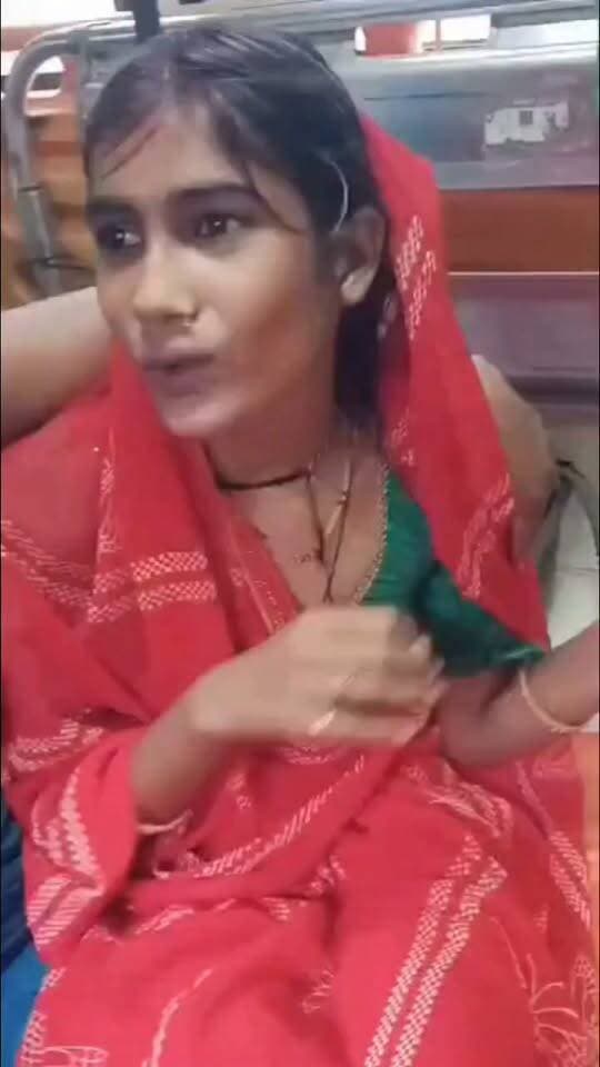 हमीरपुर: दहेज प्रताड़ना से तंग आकर महिला ने की आत्महत्या की कोशिश, तीसरी बार लगाई फांसी
हमीरपुर जनपद के राठ कोतवाली क्षेत्र अंतर्गत बहपुर गांव से एक सनसनीखेज मामला सामने आया है। मानसिक रूप से परेशान बताई जा रही एक विवाहिता ने फांसी लगाकर आत्महत्या करने का प्रयास किया। गनीमत रही कि परिजनों की तत्परता से समय रहते महिला को फांसी के फंदे से उतार लिया गया और उसकी जान बच गई।
दहेज में बाइक और ₹50,000 मांगने का आरोप
महिला के परिजनों का आरोप है कि ससुराल पक्ष के लोग लगातार दहेज को लेकर दबाव बना रहे थे। परिजनों का दावा है कि ससुराल वालों द्वारा एक मोटरसाइकिल और ₹50,000 नगद की मांग की जा रही थी, जिससे परेशान होकर महिला ने यह आत्मघाती कदम उठाया।
पहले भी दो बार कर चुकी थी कोशिश
सूत्रों व स्थानीय लोगों के अनुसार, पीड़िता इससे पहले भी दो बार फांसी लगाकर जान देने की कोशिश कर चुकी थी। पूर्व में हुए विवादों को लेकर पुलिस कोतवाली में दो बार लिखित राजीनामा (समझौता) भी हो चुका था, जिसमें महिला द्वारा पहले भी दो बार खुदकुशी की कोशिश की बात दर्ज थी।