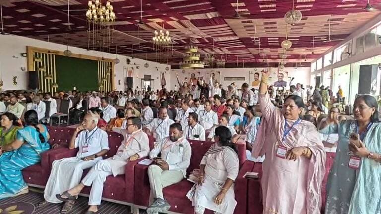 #selaqui : #अखिल_भारतीय आदिवासी समाज के 25 विधायक 5 केंद्रीय मंत्री सहित सैकड़ों लोग पहुँचे सेलाकुई देहरादून
अखिल भारतीय आदिवासी समाज समन्वय समिति का 18 वा राष्ट्रीय अधिवेशन आज सेलाकुई में भाजपा नेता नीरज कश्यप के नेतृत्व में हो रहा है
इस अधिवेशन को 2027 चुनाव में समाज की ताकत सत्ता को दिखाना भी माना जा रहा है
#follower #highlight #BreakingNews selaqui,dehradun Neeraj Kumar Kashyap Sahdev Singh Pundir नवीनठाकुर समर्थक Vijay Pal Singh Bartwal