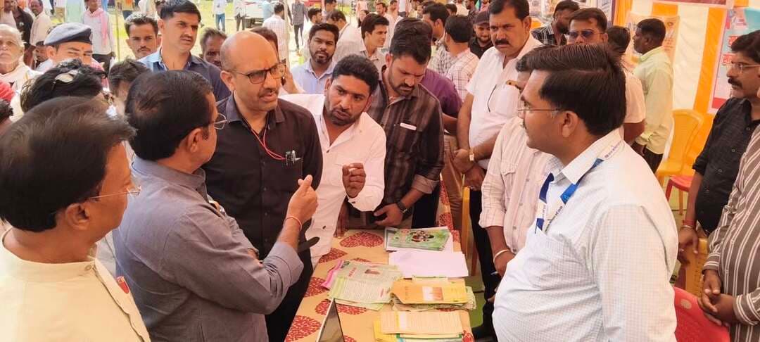 जनपद पंचायत मुंगावली अंतर्गत तहसील बहादुरपुर प्रांगण में
सेवा मेरा योगदान, सरकार आपके द्वार’ शिविर में मुंगावली विधायक श्री बृजेंद्र सिंह यादव एवं कलेक्टर श्री साकेत मालवीय द्वारा विभागों द्वारा आमजन को शासकीय योजनाओं की जानकारी हेतु लगाई गई स्टाॅलो का निरीक्षण किया।
Brijendra Singh Yadav
#सेवा_संकल्प_अभियान
#ashoknagar