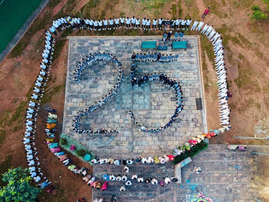 सेवा संकल्प अभियान 2026
*प्रधानमंत्री श्री नरेंद्र मोदी के 25 वर्षों की सेवा को पचमढ़ी में दिया गया सम्मान
*स्थानीय नागरिकों जनप्रतिनिधियों एवं स्कूली छात्र-छात्राओं ने बनाई मानव रंगोली
प्रधानमंत्री श्री नरेंद्र मोदी के सार्वजनिक जीवन में सेवा एवं जिम्मेदारियों के 25 वर्ष पूर्ण होने के अवसर पर ‘सेवा संकल्प अभियान 2026’ के तहत जिले भर में विभिन्न कार्यक्रमों का आयोजन किया जा रहा है। इसी क्रम में पचमढ़ी में एक अनूठा आयोजन करते हुए मानव श्रंखला के माध्यम से ‘25’ की आकृति बनाकर प्रधानमंत्री के सेवाकाल को सम्मानपूर्वक अभिव्यक्त किया गया। इस अवसर पर विधायक श्री ठाकुरदास नागवंशी, कलेक्टर श्री सोमेश मिश्रा, सीईओ जिला पंचायत श्री हिमांशु जैन, एसडीएम पिपरिया श्री आकिप खान सहित अन्य जनप्रतिनिधि एवं अधिकारीगण उपस्थित रहे। कार्यक्रम का आयोजन पंचारण्य हाट बाजार में किया गया।
इस विशेष कार्यक्रम में 300 से अधिक नागरिकों, स्कूली बच्चों एवं जनप्रतिनिधियों ने उत्साहपूर्वक भाग लिया। सभी प्रतिभागियों ने एकजुट होकर मानव रंगोली के रूप में ‘25’ की आकृति तैयार की, जो प्रधानमंत्री के 25 वर्षों के समर्पित सेवा कार्यों के प्रति सम्मान का प्रतीक बनी। कार्यक्रम के दौरान उपस्थित जनों ने सेवा, समर्पण एवं राष्ट्र निर्माण के मूल्यों को आत्मसात करने का संकल्प लिया।
#सेवा_संकल्प_अभियान #SevaSankalpAbhiyan #narmadapuram
CM Madhya Pradesh
Dr Mohan Yadav
Jansampark Madhya Pradesh General Administration Department, MP Home Department of Madhya Pradesh