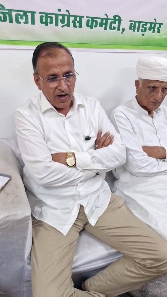 बायतु विधायक हरीश चौधरी व सांसद उम्मेदाराम बेनीवाल ने की प्रेसवार्ता
Harish Chaudhary Govind Singh Dotasra Laxman Singh Godara Ashok Gehlot Ummeda Ram Beniwal