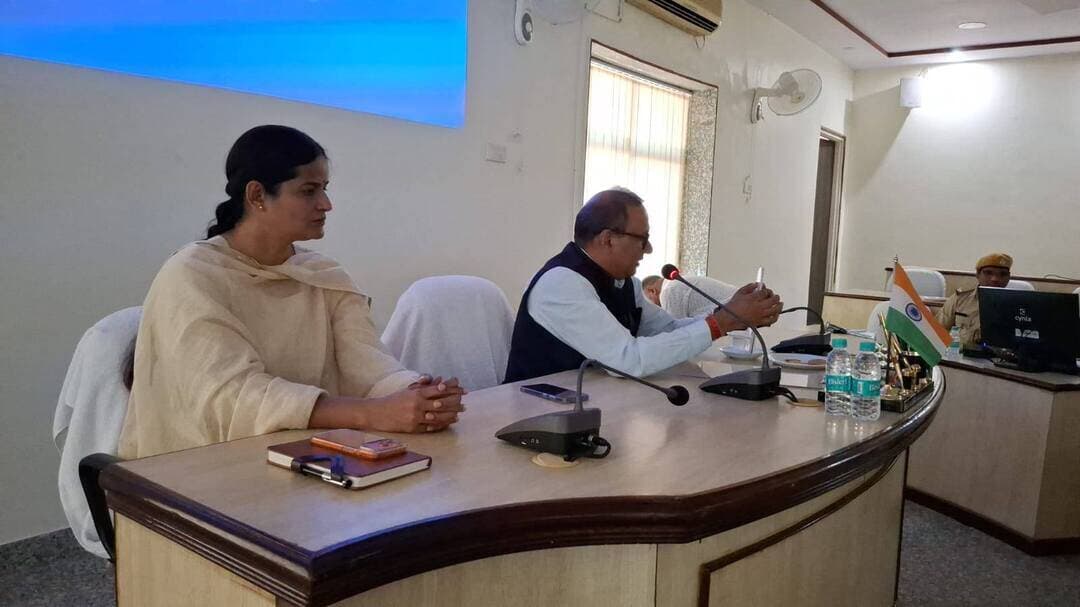 उदयपुर पुलिस लाइन में ICJS, ई-साक्ष्य और ई-समन पर एक दिवसीय कार्यशाला आयोजित
उदयपुर। आधुनिक तकनीक और डिजिटल पुलिसिंग को बढ़ावा देने के उद्देश्य से रिजर्व पुलिस लाइन, उदयपुर के कॉन्फ्रेंस हॉल में ICJS, ई-साक्ष्य और ई-समन को लेकर एक दिवसीय कार्यशाला आयोजित की गई। कार्यशाला जिला पुलिस अधीक्षक डॉ. अमृता दुहन के निर्देशन में हुई।
कार्यशाला में गृह मंत्रालय, नई दिल्ली के आईटी विभाग के वरिष्ठ निदेशक दीपक कुमार मुख्य अतिथि के रूप में उपस्थित रहे। इसके अलावा अतिरिक्त पुलिस अधीक्षक मुख्यालय मुकुल शर्मा, एएसपी शहर उमेश ओझा, एएसपी अभय कमांड एंड कंट्रोल सेंटर लखमन राय, एएसपी खेरवाड़ा रजत बिश्नोई, एएसपी महिला अनुसंधान प्रकोष्ठ मंजीत सिंह सहित जिले के वृत्ताधिकारी और थानाधिकारी मौजूद रहे।
कार्यशाला में स्मार्ट पुलिसिंग और त्वरित न्याय पर जोर दिया गया। मुख्य वक्ता दीपक कुमार ने ई-साक्ष्य और ई-समन के तकनीकी उपयोग के साथ-साथ इनके कानूनी महत्व की जानकारी दी।
जिला पुलिस अधीक्षक डॉ. अमृता दुहन ने अधिकारियों को डिजिटल प्रणालियों को जमीनी स्तर पर प्रभावी रूप से लागू करने के निर्देश दिए। उन्होंने कहा कि इन तकनीकों के बेहतर उपयोग से पुलिस कार्यप्रणाली को अधिक प्रभावी बनाने के साथ त्वरित न्याय की प्रक्रिया को भी गति मिलेगी।