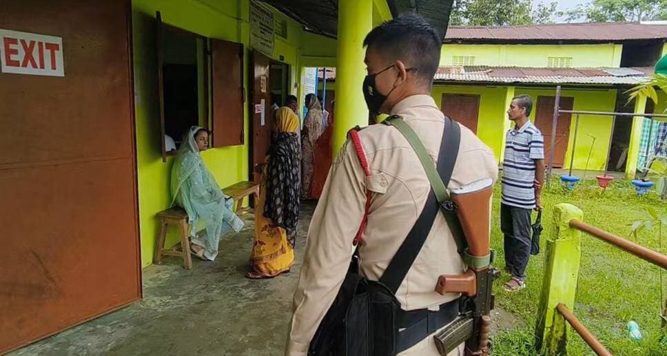 প্রতিকূল আবহাওয়ার আবহে কড়া নিরাপত্তার মধ্যে শিলচর পৌরনিগম নির্বাচনে ভোটগ্রহণ চলছে