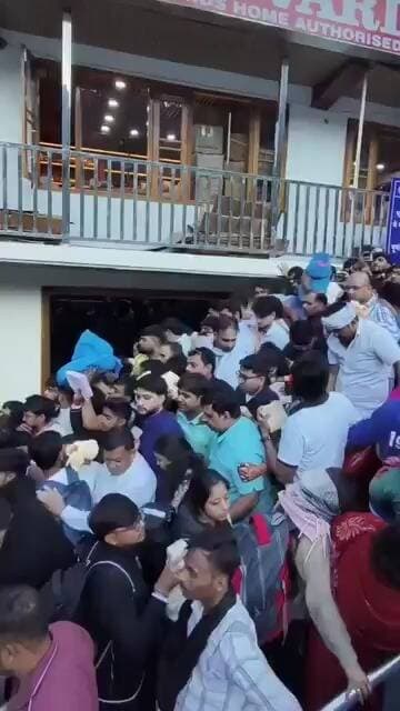 शनिवार सुबह कैंची धाम में श्रद्धालुओं की भारी भीड़
लंबे वीकेंड के चलते शनिवार सुबह से ही नीम करौली बाबा के कैंची धाम आश्रम में दर्शन के लिए हजारों श्रद्धालु पहुंच गए। आश्रम परिसर में लंबी कतारें लगी हैं और परिसर श्रद्धालुओं से खचाखच भरा हुआ है।
श्रद्धालुओं की भारी भीड़ के कारण भवाली से कैंची धाम जाने वाली सड़क पर कई किलोमीटर लंबा जाम लग गया है। जाम गरमपानी और खैरना की ओर भी फैल गया है। हल्द्वानी और काठगोदाम जाने वाले कुछ यात्रियों की ट्रेनें भी छूट गईं।
#KainchiDham #NeemKaroliBaba #KainchiDhamRush #KainchiDhamTraffic #Nainital #Bhowali