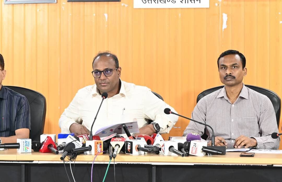 भारत निर्वाचन आयोग के निर्देश पर उत्तराखण्ड राज्य में 1 जुलाई 2026 की अर्हता तिथि के आधार पर मतदाता सूची का विशेष गहन पुनरीक्षण अभियान संपादित किया गया। उत्तराखण्ड में इस 8 जून 2026 से विशेष गहन पुनरीक्षण अभियान की शुरुआत हुई जिसके बाद 14 जुलाई 2026 को प्रदेश में ड्राफ्ट मतदाता सूची का प्रकाशन किया गया। दावे आपत्तियों के निस्तारण के बाद शनिवार, 03 अक्टूबर 2026 को मतदाता सूची का अंतिम प्रकाशन कर दिया गया है।
#SIR2026 #UttarakhandSIR #VoterList #FinalVoterList #VoterList2026 #ElectionCommission #ECI
