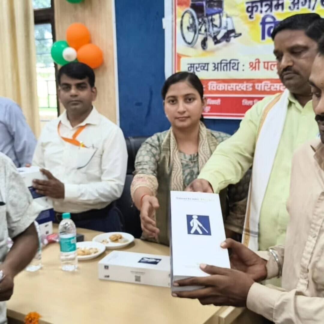 #Balrampur ! दिव्यांगजनों को आत्मनिर्भर बनाने की पहल, 108 सहायक उपकरणों का वितरण
सदर विधायक पल्टूराम और जिला पंचायत अध्यक्ष आरती तिवारी ने बांटे उपकरण; ब्लॉक परिसर में सजा सहायता शिविर
#बलरामपुर। समाज के अंतिम पायदान पर खड़े व्यक्तियों तक सरकारी योजनाओं की पहुंच सुनिश्चित करने और दिव्यांगजनों को विकास की मुख्यधारा से जोड़ने के उद्देश्य से शनिवार को विकास खंड बलरामपुर परिसर में निःशुल्क कृत्रिम अंग एवं सहायक उपकरण वितरण शिविर का आयोजन किया गया। 'सेवा संकल्प अभियान' के तहत दिव्यांगजन सशक्तिकरण विभाग द्वारा आयोजित इस कार्यक्रम में 108 पात्र दिव्यांगजनों को सहायक उपकरण प्रदान किए गए।
कार्यक्रम में मुख्य अतिथि सदर विधायक पल्टूराम और विशिष्ट अतिथि जिला पंचायत अध्यक्ष सुश्री आरती तिवारी ने लाभार्थियों को ट्राई साइकिल, व्हीलचेयर व अन्य उपकरण सौंपे।
सरकार का लक्ष्य दिव्यांगों को समाज की मुख्यधारा से जोड़ना: पल्टूराम
शिविर को संबोधित करते हुए सदर विधायक पल्टूराम ने कहा कि केंद्र और प्रदेश सरकार दिव्यांगजनों को केवल सहायता उपकरण ही नहीं दे रही, बल्कि उन्हें शिक्षा, रोजगार और सामाजिक जीवन में समान अवसर देकर आत्मनिर्भर बनाने के लिए पूरी तरह संकल्पित है। उन्होंने दिव्यांगजनों से सरकार द्वारा चलाई जा रही विभिन्न जनकल्याणकारी योजनाओं का अधिक से अधिक लाभ उठाने की अपील की।
वहीं जिला पंचायत अध्यक्ष आरती तिवारी ने कहा कि ये उपकरण दिव्यांगजनों के जीवन में गतिशीलता और आत्मविश्वास बढ़ाते हैं, जिससे दूसरों पर उनकी निर्भरता कम होगी और वे स्वावलंबन की ओर कदम बढ़ा सकेंगे।
इन 108 सहायक उपकरणों का हुआ वितरण
शिविर के दौरान चिह्नित लाभार्थियों को उनकी आवश्यकता के अनुसार उपकरण बांटे गए:
25 ट्राई साइकिल
36 हियरिंग एड (कान की मशीन)
17 स्मार्ट केन
12 व्हीलचेयर
10 एमआर किट (मानसिक मंदित बच्चों के लिए)
08 ब्रेल किट (दृष्टिबाधितों के लिए)
विभागीय योजनाओं की दी गई जानकारी
कार्यक्रम के अंत में जिला दिव्यांगजन सशक्तिकरण अधिकारी ने अतिथियों का आभार व्यक्त किया और उपस्थित लोगों को दिव्यांग पेंशन योजना, शादी प्रोत्साहन पुरस्कार योजना तथा स्वरोजगार ऋण योजना की विस्तृत जानकारी दी। इस दौरान जिला समाज कल्याण अधिकारी, खंड विकास अधिकारी, स्थानीय जनप्रतिनिधि और बड़ी संख्या में लाभार्थी व उनके परिजन उपस्थित रहे।
#dmbalrampur
