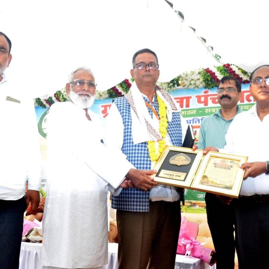 #Balrampur ! पुरैना वाजिद की प्रधान शाहीन बेगम को मिला 'पंचायत रत्न-2026' सम्मान...
देवीपाटन मंडल से चुनी गईं एकमात्र पंचायत प्रतिनिधि; गांधी जयंती पर आजमगढ़ के बीनापारा में हुआ भव्य सम्मान समारोह
#उतरौला (बलरामपुर)। ग्रामीण विकास और जनसुविधाओं के क्षेत्र में उत्कृष्ट कार्य करने के लिए विकासखंड श्रीदत्तगंज की ग्राम पंचायत पुरैना वाजिद की प्रधान शाहीन बेगम को राष्ट्रीय स्तर के ‘पंचायत रत्न-2026’ सम्मान से नवाजा गया है। देवीपाटन मंडल से इस प्रतिष्ठित सम्मान के लिए चयनित होने वाली वह एकमात्र पंचायत प्रतिनिधि हैं।
गांधी जयंती के अवसर पर 'ग्रामीण सत्ता पंचायतीराज संगठन' की ओर से आजमगढ़ जिले की ग्राम पंचायत बीनापारा में एक भव्य सम्मान समारोह का आयोजन किया गया। समारोह में संगठन के अध्यक्ष विवेक चंद्र अवस्थी और वरिष्ठ सेवानिवृत्त प्रशासनिक अधिकारी अनुराग पटेल ने प्रधान शाहीन बेगम को प्रशस्ति पत्र एवं स्मृति चिह्न देकर सम्मानित किया।
देश भर से चयनित 51 पंचायत प्रतिनिधियों में शामिल
ग्रामीण सत्ता पंचायतीराज संगठन द्वारा देश भर से उत्कृष्ट कार्य करने वाले 51 पंचायत प्रतिनिधियों का चयन किया गया था, जिनमें उत्तर प्रदेश के 29 प्रतिनिधि शामिल हैं। बलरामपुर जिले से पुरैना वाजिद की प्रधान शाहीन बेगम को ग्राम पंचायत में अभूतपूर्व विकास, पारदर्शिता और जनहितकारी योजनाओं को धरातल पर उतारने के लिए यह सम्मान मिला है। इस सफलता में उनके पुत्र व प्रधान प्रतिनिधि शाहिद महमूद खान की भी प्रशासनिक व विकास कार्यों में सराहनीय भूमिका रही।
"यह सम्मान पूरी ग्राम पंचायत का गौरव"– प्रधान प्रतिनिधि
सम्मान प्राप्त होने पर खुशी जाहिर करते हुए प्रधान प्रतिनिधि शाहिद महमूद खान ने कहा, "यह सम्मान केवल हमारी माताजी का नहीं, बल्कि पूरी ग्राम पंचायत पुरैना वाजिद का गौरव है। ग्रामीणों के निरंतर सहयोग और भागीदारी से ही यह उपलब्धि संभव हो सकी है।"
उन्होंने आगे कहा कि इस पुरस्कार ने हमारी जिम्मेदारियों को और बढ़ा दिया है। आने वाले समय में पंचायत में विकास कार्यों, जनसुविधाओं के विस्तार और ग्रामीणों की समस्याओं के त्वरित निस्तारण को प्राथमिकता देते हुए और अधिक निष्ठा से काम किया जाएगा।
#utraula #balrampur