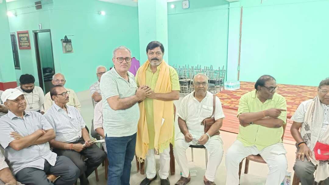 दलसिंहसराय:बरनकन्या उत्थान समिति द्वारा बेटी को शादी के लिए 51 हजार नगद व वैवाहिक सामग्री देकर किया मदद
#दलसिंहसराय,शहर के बरनवाल सेवा सदन के प्रांगण में बरनवाल महासभा के राष्ट्रीय चुनाव को लेकर प्रदेश से आये महामंत्री प्रत्याशी जयशंकर बरनवाल,संयुक्त मंत्री प्रत्याशी अनिल कुमार गुप्ता (बब्लूजी),कोषाध्यक्ष प्रत्याशी संजय बरनवाल ने जनसंपर्क अभियान चलाया एंव सभी मतदाता से 25 अक्टूबर को अपने मत का प्रयोग करने पर जोर दिया.इस दौरान बरनवाल संरक्षक प्रो.अनिल कुमार गुप्ता की अध्यक्षता में बैठक किया गया. संचालन अध्यक्ष मनीष बरनवाल ने किया.सचिव रामा कांत प्रसाद,उपाध्यक्ष राजीव कुमार लाल,कोषाध्यक्ष विजय लाल, कार्यकारणी सदस्य रितिक कुमार राजा,प्रिंस राज बरनवाल, संतोष कुमार बरनवाल,सूरज बरनवाल सहित अन्य सदस्यों ने आये अतिथियों का चादर ओढ़ा कर सम्मानित किया.
वही बरनकन्या उत्थान समिति के अध्यक्ष सुनील कुमार गुड्डू सहित आये अतिथि द्वारा दलसिंहसराय की एक जरूरतमंद बेटी को शादी के लिए 51 हजार नगद व वैवाहिक सामग्री देकर मदद किया एंव एक बेटी को पढ़ाई के लिए भी आर्थिक मदद किया.उन्होंने समाज के गरीब परिवार की बेटियों की मदद के लिए हर सम्भव तैयार रहने की बात कही.मौके पर कई सदस्य मौजूद थे.