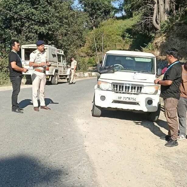 चम्बा: चरस के साथ सलूणी के दो युवक दबोचे।
सलूणी,3 अक्तूबर : एस.आई.यू चम्बा की टीम और पुलिस थाना की टीम ने संयुक्त अभियान में वन विभाग की चेक पोस्ट सलूणी से कुछ दूरी पर दो युवकों को चरस की खेप के साथ पकड़ने में कामियाबी हासिल की है। एस. आई.यू चम्बा की टीम और पुलिस थाना किहार की टीम ने गुप्त सूचना के आधार पर सलूणी चम्बा सड़क पर नाकाबंदी की थी को इस बीच दो युवक पैदल जा रहे थे और पुलिस टीम को देख कर घबरा गए और भागने की कोशिश की लेकिन पुलिस टीम ने उनकी संदिग्ध हरकतों को देखते हुए उन्हें चंद ही दूरी पर दबोच लिया। पुलिस ने पकड़े युवकों से शक के आधार पर तलाशी ली और उनके पास 4.22 ग्राम चारस बरामद की। पुलिस ने पकड़े युवकों को शिनाख्त राजू पुत्र निधिया राम गांव करेरी डाकघर डियूर तहसील सलूणी जिला चम्बा और संजू पुत्र परस राम गांव डभियूंडा डाकघर एवं तहसील सलूणी जिला चम्बा के रूप में कर पुलिस थाना किहार में दोनों के खिलाफ मामला दर्ज कर जांच शुरू की।
पुलिस की इस कार्रवाई से युवाओं में हड़कंप मच गया है ।
पुलिस ने दोनों युवकों के खालो मामला दर्ज कर जांच शुरू की जा रही है। साथ दोनों युवकों को रविवार को अदालत में पेश किया जाएगा। विजय कुमार सकलानी एस पी.चम्बा