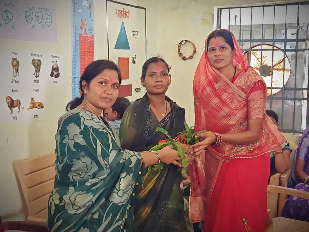 सेवा संकल्प अभियान’ के अंतर्गत महिला एवं बाल विकास विभाग द्वारा आंगनबाड़ी केंद्रों में ‘आंगन मिलन सेवा’ कार्यक्रम का गरिमामयी आयोजन निरंतर जारी है।
आज बालोद विकासखंड के ग्राम ओरमा स्थित आंगनबाड़ी केंद्र में ‘आंगन मिलन सेवा’ कार्यक्रम का भव्य एवं उत्साहपूर्ण आयोजन हुआ, जिसमें जनप्रतिनिधियों द्वारा आंगनबाड़ी कार्यकर्ता, सहायिका, मितानिन आदि का सम्मान कर शुभकामनाएं दी।
#आंगन_मिलन_सेवा #Balod #aanganmilanseva #सेवा_संकल्प_अभियान #wcd