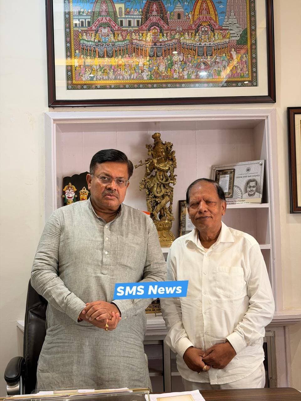 SMS News Bureau Bhubaneswar
ବେଦବ୍ୟାସ ଝୁଲା ବ୍ରିଜ,ନଦୀକୂଳ ରିଙ୍ଗରୋଡ଼ ଏବଂ ଗ୍ରେଟର ରିଙ୍ଗରୋଡ଼ ନିର୍ମାଣକୁ ନେଇ ମନ୍ତ୍ରୀଙ୍କୁ ସାକ୍ଷାତ କକେ ବିଧାୟକ ଶ୍ରୀ ଦୁର୍ଗା ତନ୍ତୀ
ଓଡ଼ିଶାର ଅନ୍ୟତମ ସ୍ମାର୍ଟ ସିଟି ତଥା ଶିଳ୍ପ ସହର ରାଉରକେଲାକୁ ରାଜ୍ୟ ମାନଚିତ୍ରରେ ଏକ ପର୍ଯ୍ୟଟନ ସ୍ଥଳୀ ଭାବରେ ବିକଶିତ କରାଇବା ସହିତ ଅନ୍ୟାନ୍ୟ ଭିତ୍ତିଭୂମିର ବିକାଶ କରିବା ଦାବିରେ ଆଜି ଭୁବନେଶ୍ୱରରେ ରାଜ୍ୟ ଆଇନ ,ଅବକାରୀ ଏବଂ ୱର୍କସ ବିଭାଗ ମନ୍ତ୍ରୀ ଶ୍ରୀ ପୃଥ୍ୱୀରାଜ ହରିଚନ୍ଦନଙ୍କ ସହିତ ରଘୁନାଥପାଲ୍ଲୀ ବିଧାୟକ ଶ୍ରୀ ଦୁର୍ଗା ଚରବ ତନ୍ତୀ ସାକ୍ଷାତ କରି ଆଲୋଚନା କରିଥିଲେ । ଆଲୋଚନା ସମୟରେ ଝୀରପାଣି ଠାରୁ ପାନପୋଷ ପର୍ଯ୍ୟନ୍ତ ନଦୀକୂଳରେ ଏକ ରିଙ୍ଗରୋଡ଼ ନିର୍ମାଣ କରିବା ସହିତ ସେଠାକୁ ପର୍ଯ୍ୟଟଜ ମାନଙ୍କୁ ଆକୃଷ୍ଟ କରିବା ପାଇଁ ଆଖପାଖରେ ଆବଶ୍ୟକତା ଅନୁସାରେ ଭିତ୍ତିଭୂମିର ବିକାଶ କରିବା ଏବଂ ଗ୍ରେଟର ରାଉରକେଲା ଯୋଜନା ଅନ୍ତର୍ଗତ ଏକ ଗ୍ରେଟର ରିଙ୍ଗରୋଡ଼ ନିର୍ମାଣ କରିବା ପାଇଁ ମନ୍ତ୍ରୀଙ୍କ ନିକଟରେ ବିଧାୟକ ଶ୍ରୀ ଦୁର୍ଗା ତନ୍ତୀ ନିଜ ପୂର୍ବ ଦାବିଜୁ ଦୋହରାଇ ଏହି ସବୁ ପ୍ରକଳ୍ପର ଅଗ୍ରଗତି ତଥା ବର୍ତ୍ତମାନର ସ୍ଥିତି କଣ ବୋଲି ବିଧାୟକ ଶ୍ରୀ ଦୁର୍ଗା ଜାଣିବା ପାଇଁ ଚାହିଁଥିଲେ । ଗ୍ରେଟର ରିଙ୍ଗରୋଡ଼ ପାଇଁ ପ୍ରାରମ୍ଭିକ କାର୍ଯ୍ୟ ବିଭାଗ ଆରମ୍ଭ କରିଛି , ଖୁବଶୀଘ୍ର ଏ ସମ୍ବନ୍ଧରେ ପ୍ରଶାସନିକ ଅନୁମତି ପ୍ରାପ୍ତ ପରେ ବିଭାଗ ଅନ୍ୟାନ୍ୟ କାର୍ଯ୍ୟ ଖୁବଶୀଘ୍ର ଆରମ୍ଭ କରିବ ବୋଲି ମନ୍ତ୍ରୀ ଶ୍ରୀ ପୃଥ୍ୱୀରାଜ ହରିଚନ୍ଦନ ବିଧାୟକ ଶ୍ରୀ ଦୁର୍ଗାଙ୍କୁ ପ୍ରତିଶ୍ରୁତି ଦେଇଛନ୍ତି । ନଦୀକୂଳରେ ରିଙ୍ଗରୋଡ଼ ନିର୍ମାଣ ସମ୍ବନ୍ଧରେ ହୋଇଥିବା ଚର୍ଚ୍ଚାବେଳେ ଏଥିପାଇଁ ସମ୍ପୃକ୍ତ ବିଭାଗ ପକ୍ଷରୁ ଏକ ସର୍ଭେ ଆରମ୍ଭ ହୋଇଛି ।ସର୍ଭେ ରିପୋର୍ଟ ଆସିବା ପରେ ପରବର୍ତ୍ତୀ ପଦକ୍ଷେପ ନିଆଯିବ ବୋଲି ଜଣାପଡିଛି ।ସେହିପରି ବେଦବ୍ୟାସ ଠାରେ ନିର୍ମାଣ ହେବାକୁ ଥିବା ଝୁଲା ପୋଲ(କଂକ୍ରିଟ)ବ୍ରିଜ ନିର୍ମାଣ ସମ୍ବନ୍ଧରେ ହୋଇଥିବା ଚର୍ଚ୍ଚା ବେଳେ ଏହୂ କାର୍ଯ୍ୟପାଇଁ ଟେଣ୍ଡର ହୋଇ ସମ୍ପୃକ୍ତ କମ୍ପାନୀକୁ କାର୍ଯ୍ୟାଦେଶ ଦିଆଯାଇସାରିଛି । ବର୍ଷାଦିନ ଚାଲୁଥିବାରୁ କାର୍ଯ୍ୟ ପ୍ରାରମ୍ଭ ହୋଇନଥିଲା ବର୍ତ୍ତମାନ ଅତିଶୀଘ୍ର ବୋରିଙ୍ଗ ଆରମ୍ଭ ହେବ ବୋଲି ବିଧାୟକ ଶ୍ରୀ ଦୁର୍ଗା ଚରଣ ତନ୍ତୀ ପ୍ରକାଶ କରିଛନ୍ତି ।