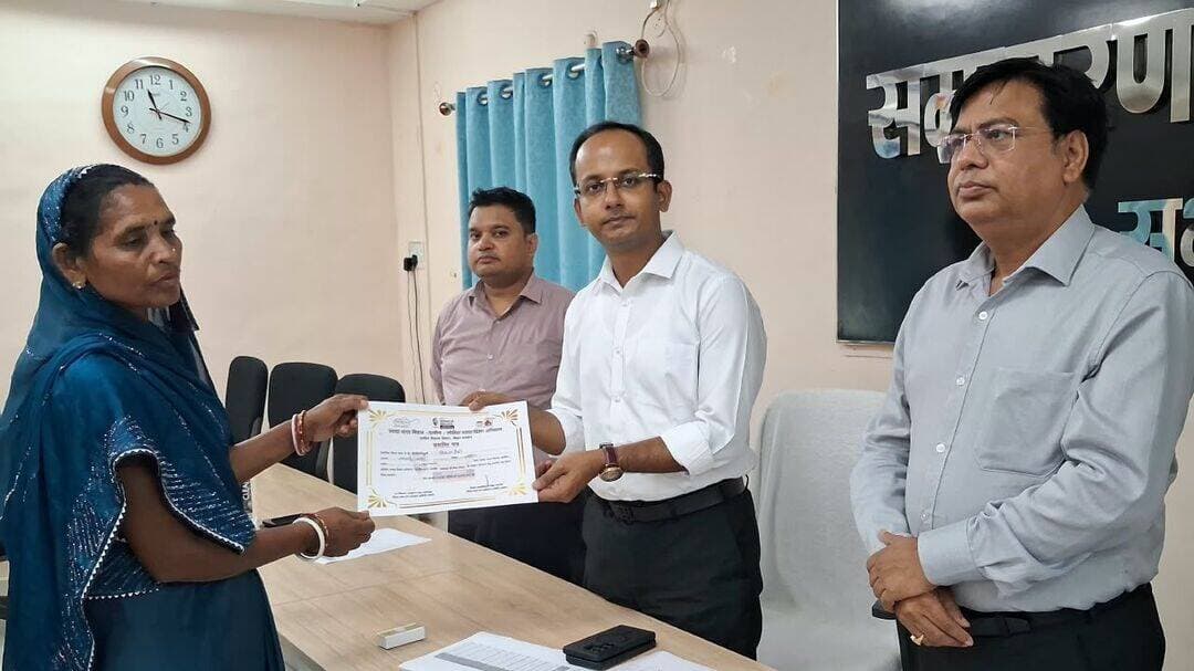 स्वच्छता ही सेवा-2026 अभियान का समापन एवं सम्मान समारोह आयोजित
आज दिनांक 03.10.2026 को समाहरणालय सभाकक्ष में जिला पदाधिकारी, नवादा रवि प्रकाश की अध्यक्षता में ‘स्वच्छता ही सेवा-2026’ अभियान के समापन एवं सम्मान समारोह का आयोजन किया गया। इस अवसर पर स्वच्छता ही सेवा अभियान के तहत आयोजित विभिन्न कार्यक्रमों में उत्कृष्ट कार्य एवं सराहनीय योगदान देने वाले पदाधिकारियों एवं स्वच्छता कर्मियों को प्रशस्ति पत्र प्रदान कर सम्मानित किया गया।
ज्ञात हो कि इस वर्ष ‘स्वच्छता ही सेवा-2026’ अभियान का मुख्य विषय ‘स्वच्छता में सहभाग, स्वच्छ भारत, विकसित भारत’ है। यह अभियान दिनांक 17 सितंबर से 02 अक्टूबर 2026 तक आयोजित किया गया।
जिला पदाधिकारी श्री रवि प्रकाश ने स्वच्छता अभियान को सफल बनाने में योगदान देने वाले प्रखंड विकास पदाधिकारी, प्रखंड पंचायत राज पदाधिकारी, प्रखंड समन्वयक, स्वच्छता पर्यवेक्षक, स्वच्छता कर्मी, स्काउट एंड गाइड सहित स्वच्छता कार्यों में उत्कृष्ट योगदान देने वाले अन्य पदाधिकारियों एवं कर्मियों को उनके सराहनीय कार्य एवं सक्रिय सहभागिता के लिए प्रशस्ति पत्र प्रदान कर सम्मानित किया।
उन्होंने कहा कि स्वच्छता केवल किसी एक विभाग अथवा व्यक्ति की जिम्मेदारी नहीं है, बल्कि यह सामूहिक सहभागिता एवं निरंतर प्रयास से जुड़ा विषय है। स्वच्छता के प्रति लोगों में जागरूकता बढ़ाने के साथ-साथ उनके व्यवहार में स्थायी परिवर्तन लाना भी आवश्यक है।
जिला पदाधिकारी ने उत्कृष्ट कार्य करने वाले स्वच्छता कर्मियों को शुभकामनाएं देते हुए कहा कि उनके द्वारा अपने दायित्वों का समर्पण एवं निष्ठा के साथ निर्वहन किया जाना सराहनीय है। स्वच्छता कर्मी स्वच्छ एवं स्वस्थ समाज के निर्माण में महत्वपूर्ण भूमिका निभा रहे हैं। उनके कार्यों को प्रोत्साहित करने से स्वच्छता के प्रति अन्य लोगों में भी सकारात्मक संदेश जाएगा।
जिला पदाधिकारी ने अधिकारियों को निर्देश दिया कि स्वच्छता से संबंधित गतिविधियों में आमजनों की अधिकाधिक सहभागिता सुनिश्चित की जाए तथा लोगों को स्वच्छता अपनाने, कचरे का उचित निस्तारण करने एवं सार्वजनिक स्थलों को स्वच्छ रखने के लिए निरंतर जागरूक किया जाए। उन्होंने कहा कि स्वच्छता के प्रति सामूहिक जिम्मेदारी की भावना विकसित कर ही स्वच्छ एवं विकसित भारत के संकल्प को साकार किया जा सकता है।
उन्होंने सभी प्रखंड विकास पदाधिकारियों को निर्देश दिया कि अपने-अपने प्रखंड क्षेत्र अंतर्गत सभी बड़े नालों को चिन्हित कर प्रतिवेदन उपलब्ध कराना सुनिश्चित करें। साथ ही, संबंधित पदाधिकारी को अक्रियाशील कचरा प्रसंस्करण इकाइयों (Waste Processing Units) को चिन्हित कर प्रतिवेदन उपलब्ध कराने का निर्देश दिया।
उल्लेखनीय है कि जिले के ग्रामीण क्षेत्रों में ‘स्वच्छता ही सेवा’ अभियान को जन-आंदोलन का रूप दिया गया। इसके तहत सभी प्रखंडों एवं ग्राम पंचायतों में विशेष सफाई अभियान, श्रमदान, हाट-बाजारों एवं धार्मिक स्थलों की सफाई तथा प्लास्टिक कचरा प्रबंधन को लेकर व्यापक जागरूकता कार्यक्रम चलाए गए। ग्रामीण स्तर पर आमजनों, जनप्रतिनिधियों एवं स्वच्छता दूतों ने सक्रिय भागीदारी निभाते हुए जल स्रोतों एवं सार्वजनिक स्थलों को स्वच्छ बनाने में महत्वपूर्ण योगदान दिया।
इस अवसर पर उप विकास आयुक्त, नवादा श्री शम्भु शरण पाण्डेय, गोपनीय शाखा प्रभारी श्री राजीव कुमार, प्रभारी जिला सूचना एवं जन-सम्पर्क पदाधिकारी श्री अमरनाथ कुमार, निदेशक डीआरडीए श्री धीरज कुमार, प्रखंड विकास पदाधिकारी सहित अन्य जिला एवं प्रखंड स्तरीय पदाधिकारी एवं कर्मी उपस्थित रहे।