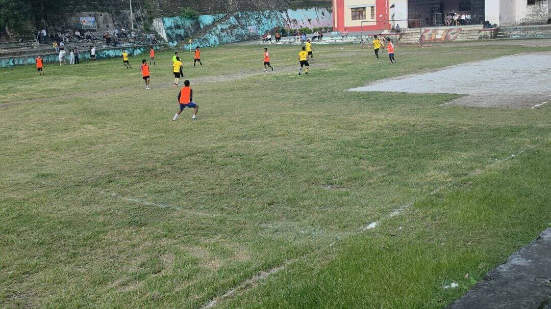 DCL News
फुटबॉल महाकुंभ में Village Boys Deval की शानदार जीत
Star Boys Dharchula को 3-0 से दी शिकस्त, कैप्टन भूपाल रावल रहे मुख्य अतिथि
धारचूला, 3 अक्टूबर 2026।
धारचूला में आयोजित फुटबॉल महाकुंभ में शनिवार को रोमांचक मुकाबला देखने को मिला। Village Boys (Deval) और Star Boys (Dharchula) के बीच खेले गए मुकाबले में Village Boys ने शानदार प्रदर्शन करते हुए 3-0 से जीत दर्ज की।
पूरे मुकाबले के दौरान Village Boys Deval के खिलाड़ियों ने आक्रामक खेल का प्रदर्शन किया और Star Boys Dharchula पर लगातार दबाव बनाए रखा। टीम ने तीन गोल दागकर मुकाबला अपने नाम किया।
Village Boys (Deval) के मुख्य प्रशिक्षक जमन रौतेला के मार्गदर्शन में टीम ने बेहतरीन तालमेल और अनुशासन के साथ खेलते हुए शानदार जीत हासिल की।
मुकाबले में मुख्य अतिथि कैप्टन भूपाल रावल रहे। उन्होंने खिलाड़ियों का उत्साहवर्धन करते हुए खेलों को युवाओं के लिए महत्वपूर्ण बताया और युवाओं से खेलों के माध्यम से अपनी प्रतिभा को आगे बढ़ाने का आह्वान किया।
धारचूला में आयोजित फुटबॉल महाकुंभ युवाओं को खेलों से जोड़ने और खेल प्रतिभाओं को मंच देने की दिशा में महत्वपूर्ण पहल के रूप में देखा जा रहा है।