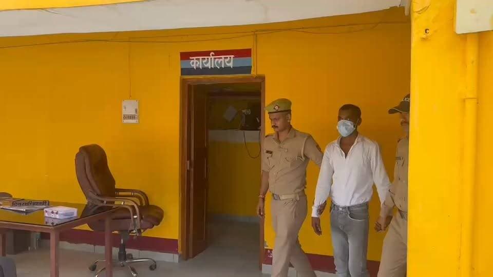 सितारगंज में आरडी/एफडी के नाम पर ठगी: 15-20 लाख गबन करने वाला मुख्य कलेक्शन एजेंट गिरफ्तार
सितारगंज/ऊधमसिंहनगर:
उत्तराखंड सरकार की भ्रष्टाचार और अपराध के खिलाफ 'जीरो टॉलरेंस' नीति के तहत ऊधमसिंहनगर पुलिस ने आर्थिक अपराधों के खिलाफ सख्त कार्रवाई की है। कोतवाली सितारगंज पुलिस ने 'बाँसुरी म्युचुअल बेनिफिट इंडिया निधि लिमिटेड' के नाम पर लोगों से ठगी करने और आरडी/एफडी के नाम पर जमा लाखों रुपये गबन करने वाले वांछित कलेक्शन एजेंट को गिरफ्तार कर लिया है।