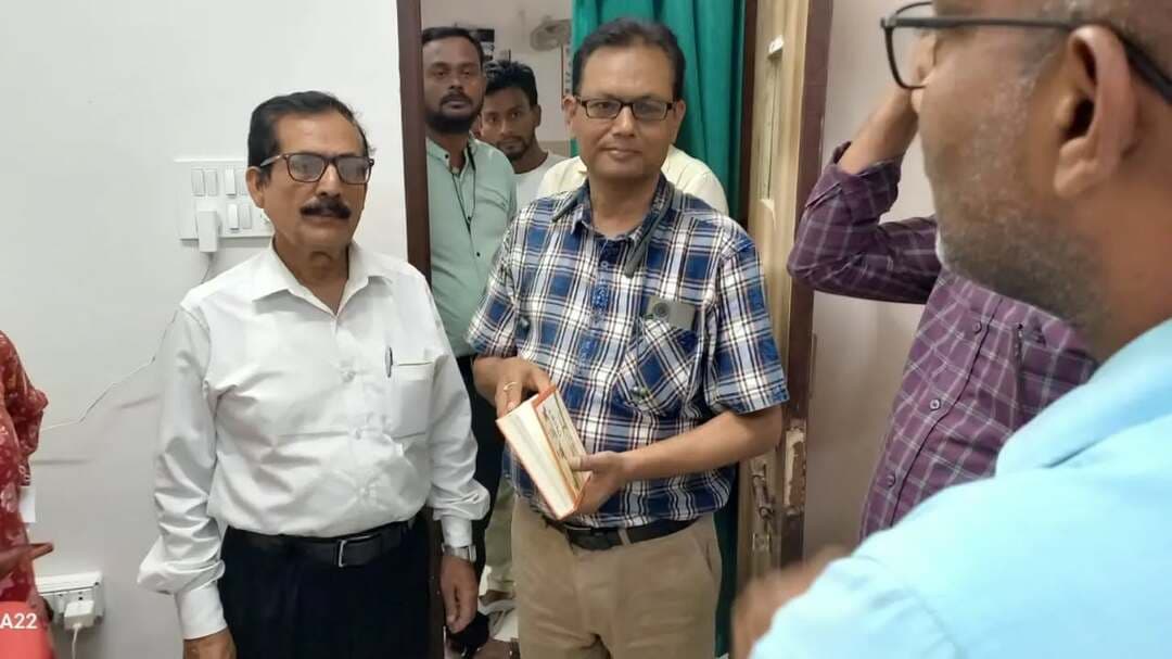 🏥 बेहतर स्वास्थ्य सेवाओं पर जोर, मरीजों की सुविधा सर्वोपरि
◆ सिविल सर्जन, जहानाबाद डॉ. हरिश्चंद्र चौधरी ने सामुदायिक स्वास्थ्य केंद्र सह रेफरल अस्पताल, मखदुमपुर का किया औचक निरीक्षण।
🔹 इमरजेंसी विभाग, आयुष्मान भारत कक्ष, ईसीजी रूम, लैब कलेक्शन सेंटर, लैब जांच कक्ष एवं ड्यूटी रोस्टर का लिया जायजा।
🔹 मरीजों को सुलभ, गुणवत्तापूर्ण एवं समयबद्ध स्वास्थ्य सेवाएं उपलब्ध कराने का निर्देश।
🔹 चिकित्सकों एवं स्वास्थ्यकर्मियों की ड्यूटी तथा अस्पताल की व्यवस्थाओं को सुचारु रखने पर विशेष जोर।
#स्वस्थजहानाबाद #स्वास्थ्यसेवा #जिलाप्रशासनजहानाबाद
#विकसितभारत_समृद्धबिहार_आदर्शजहानाबाद आदर्शजहानाबाद
