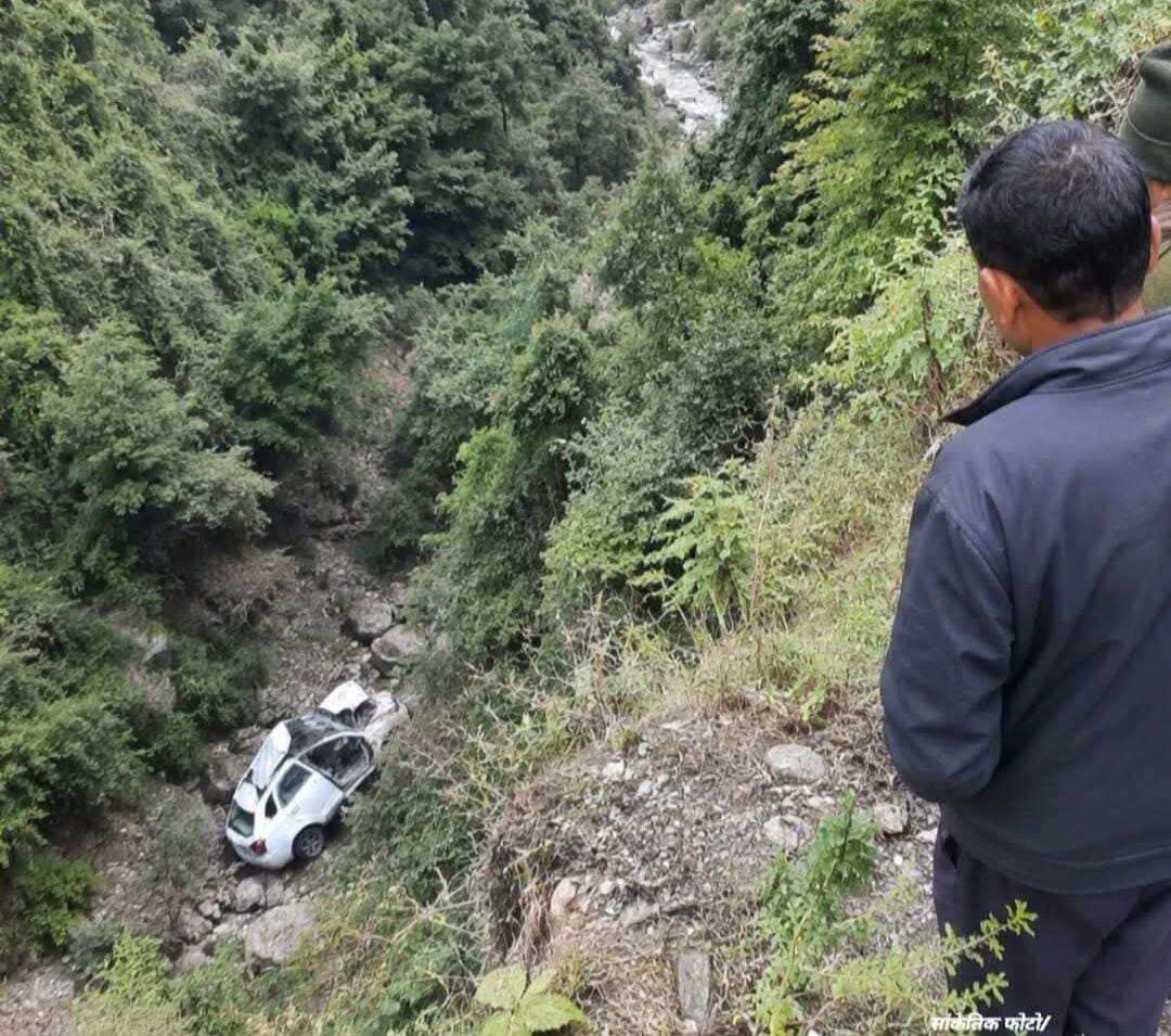 देहरादून से दुखद खबर सामने आई है। चकराता-त्यूणी ............
मोटर मार्ग पर चिल्लाड़ के पास एक कार करीब 100 मीटर गहरी खाई में जा गिरी। हादसे में एक युवक की मौ*त हो गई। सूचना मिलते ही परिजनों में कोहराम मच गया। हादसे की जांच की जा रही है।